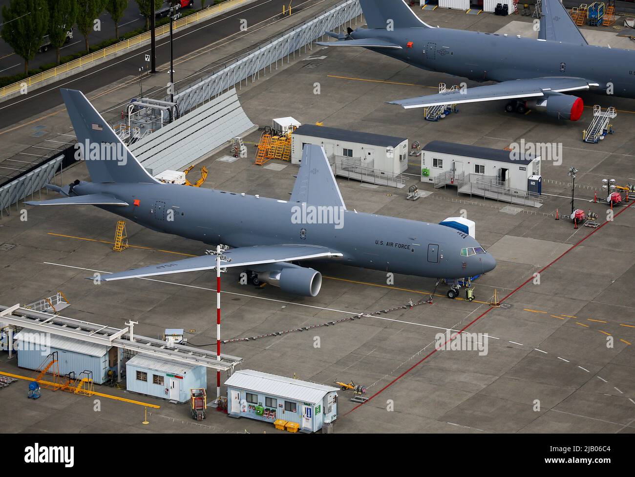 Una vista aerea di una Boeing KC-46 Pegasus aereo di rifornimento petroliera parcheggiata al King County International Airport-Boeing Field a Seattle, Washington, U.S, 1 giugno 2022. REUTERS/Lindsey Wasson Foto Stock