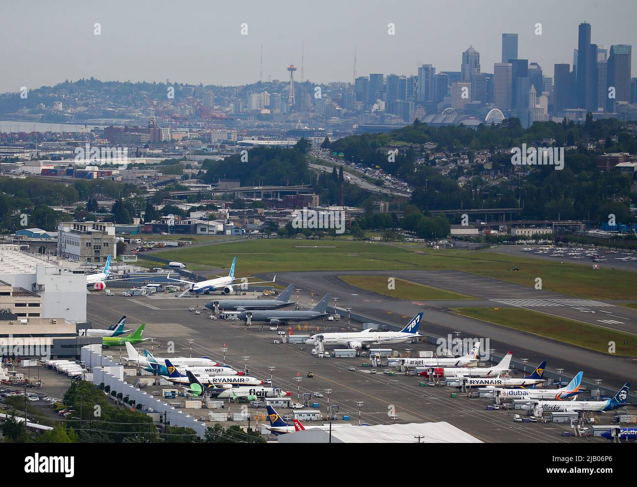 Una vista aerea degli aerei Boeing parcheggiati presso le strutture Boeing nel King County International Airport-Boeing Field a Seattle, Washington, U.S, 1 giugno 2022. REUTERS/Lindsey Wasson Foto Stock