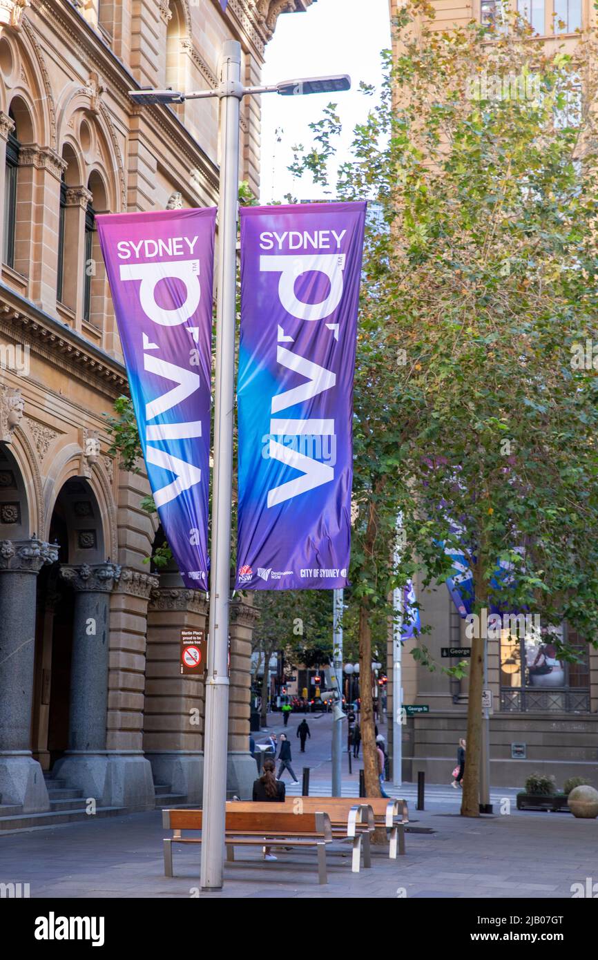 VIVID Sydney 2022 bandiere battenti nel centro di Martin Place Sydney, NSW, Australia. Vivid Sydney ritorna dopo l'assenza covida Foto Stock