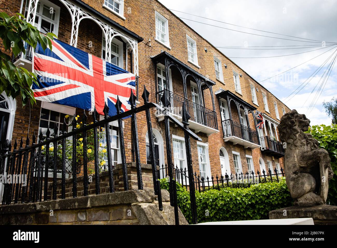 Windsor, Regno Unito. 1st giugno 2022. Un grande Union Jack è appeso ad una casa a schiera. Windsor ospiterà una serie di festeggiamenti per il Platinum Jubilee della Regina Elisabetta II durante il week-end Jubilee Bank Holiday. Credit: Mark Kerrison/Alamy Live News Foto Stock