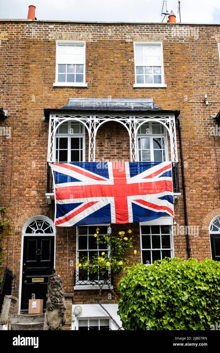 Windsor, Regno Unito. 1st giugno 2022. Un grande Union Jack è appeso ad una casa a schiera. Windsor ospiterà una serie di festeggiamenti per il Platinum Jubilee della Regina Elisabetta II durante il week-end Jubilee Bank Holiday. Credit: Mark Kerrison/Alamy Live News Foto Stock