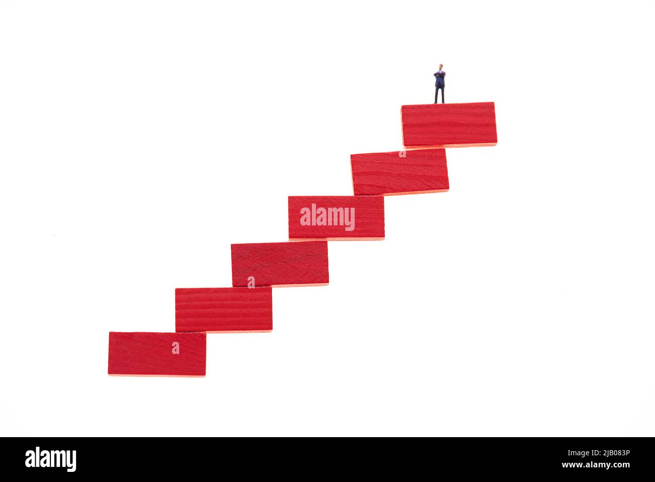 Career.Career Ladder .Career concetto di crescita. Figura di un uomo d'affari su una scala rossa isolato su sfondo bianco Foto Stock