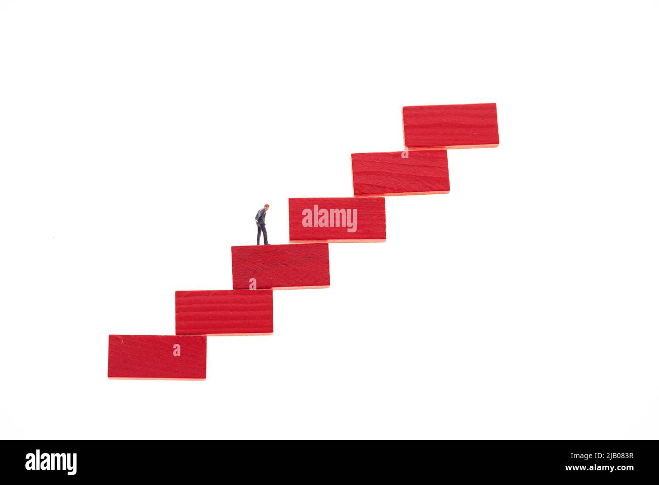 Career.Career Ladder .Career concetto di crescita. Figura di un uomo d'affari su una scala rossa Foto Stock