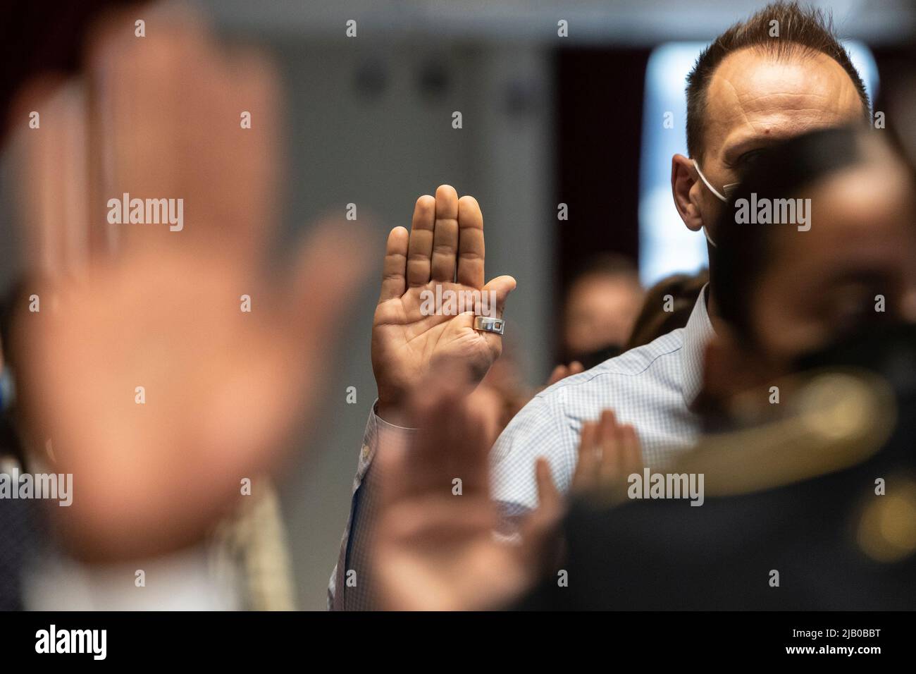 New York, Stati Uniti. 01st giugno 2022. La gente prende un giuramento durante la cerimonia di naturalizzazione del Memorial Day all'ufficio distrettuale USCIS di New York il 1 giugno 2022. 102 persone provenienti da 38 paesi sono diventati nuovi cittadini degli Stati Uniti. Essi presero giuramento e si impegnarono in Allegiance. (Foto di Lev Radin/Sipa USA) Credit: Sipa USA/Alamy Live News Foto Stock