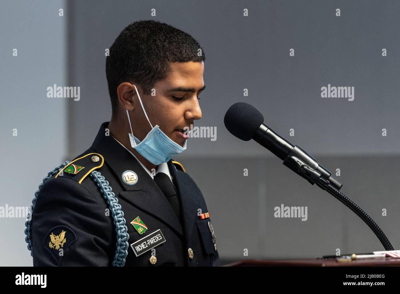 New York, NY - 1 giugno 2022: Eliezer Eugenio Richiez Paredes recita il pegno di Allegiance durante la cerimonia di naturalizzazione del Memorial Day presso l'Ufficio distrettuale USCIS di New York Foto Stock