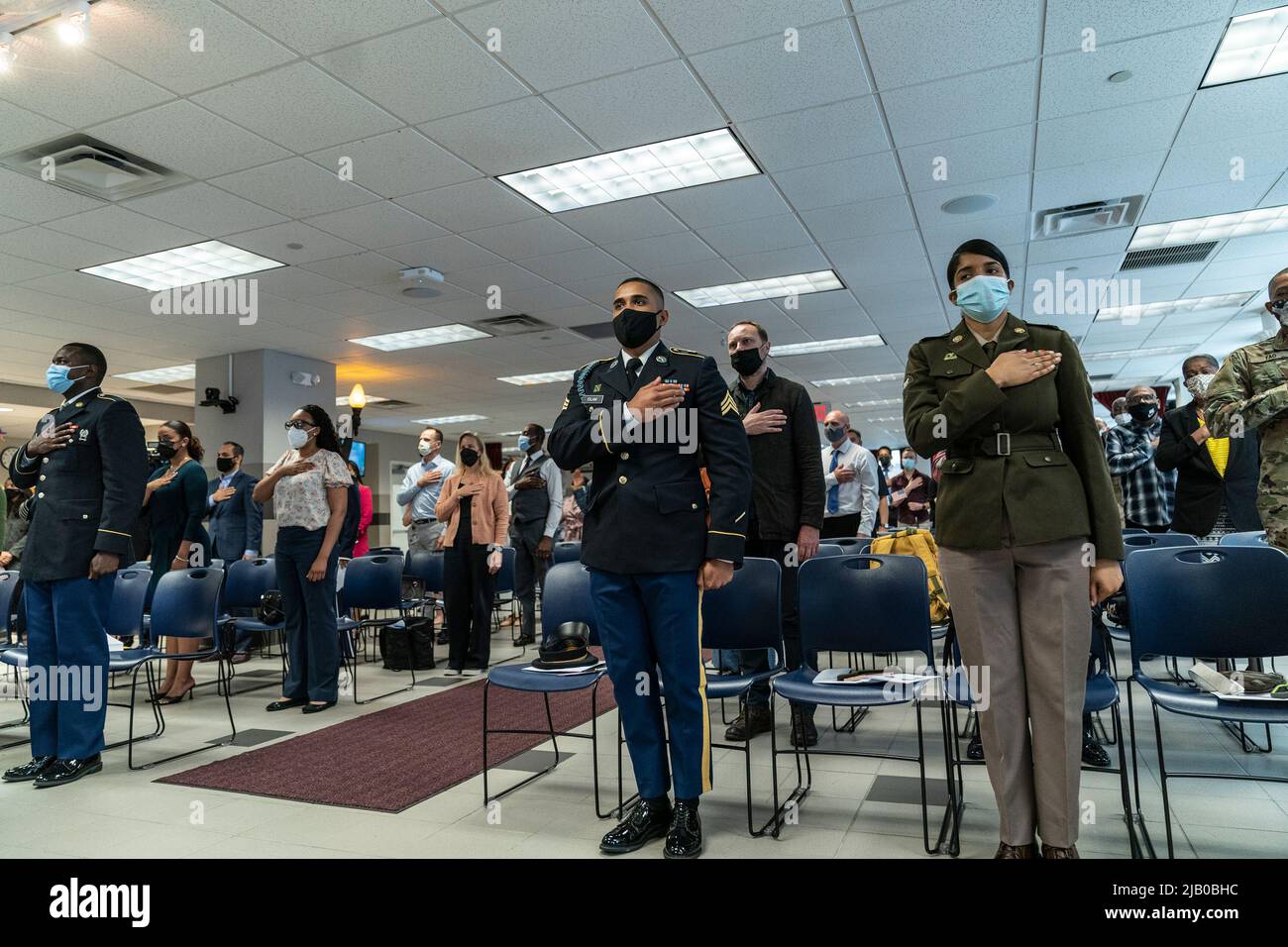 New York, Stati Uniti. 01st giugno 2022. La gente partecipa alla cerimonia di naturalizzazione del Memorial Day presso l'USCIS New York District Office il 1 giugno 2022. 102 persone provenienti da 38 paesi sono diventati nuovi cittadini degli Stati Uniti. Essi presero giuramento e si impegnarono in Allegiance. (Foto di Lev Radin/Sipa USA) Credit: Sipa USA/Alamy Live News Foto Stock