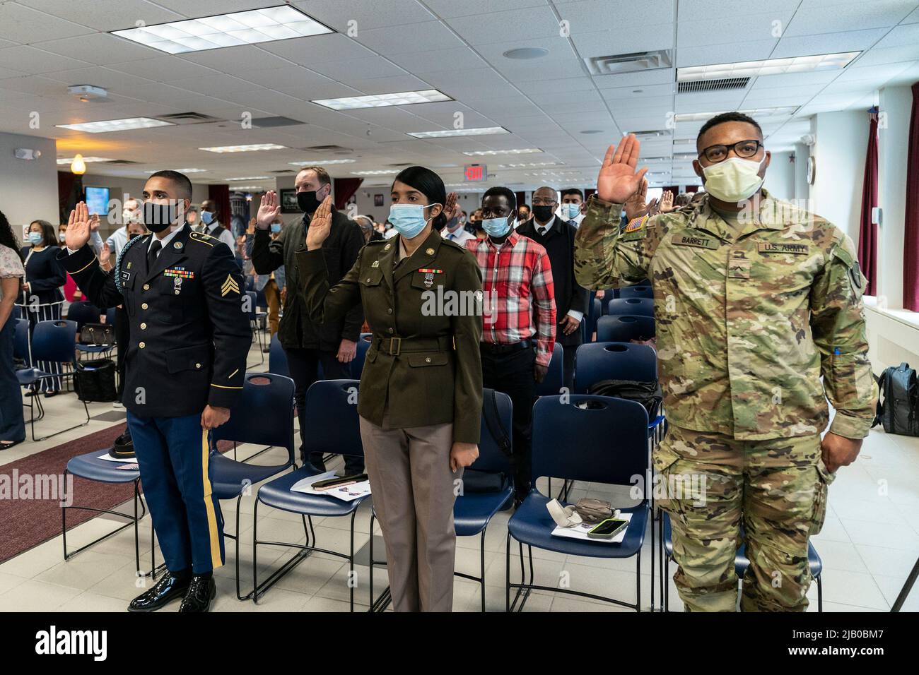 New York, Stati Uniti. 01st giugno 2022. La gente prende un giuramento durante la cerimonia di naturalizzazione del Memorial Day all'ufficio distrettuale USCIS di New York il 1 giugno 2022. 102 persone provenienti da 38 paesi sono diventati nuovi cittadini degli Stati Uniti. Essi presero giuramento e si impegnarono in Allegiance. (Foto di Lev Radin/Sipa USA) Credit: Sipa USA/Alamy Live News Foto Stock