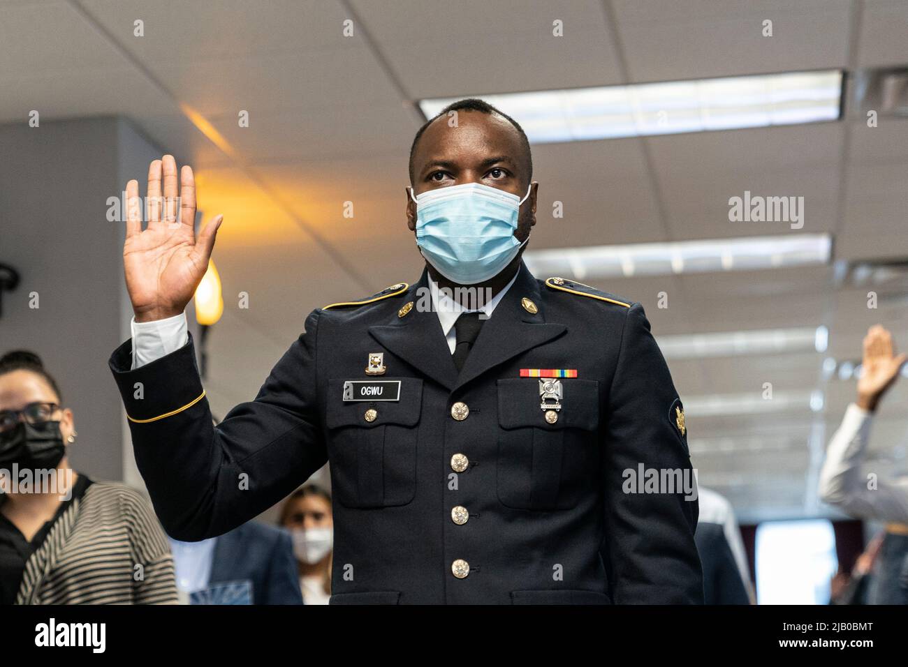 New York, Stati Uniti. 01st giugno 2022. Precious Ogwu prende un giuramento durante la cerimonia di naturalizzazione del Memorial Day presso l'Ufficio distrettuale USCIS di New York il 1 giugno 2022. 102 persone provenienti da 38 paesi sono diventati nuovi cittadini degli Stati Uniti. Essi presero giuramento e si impegnarono in Allegiance. (Foto di Lev Radin/Sipa USA) Credit: Sipa USA/Alamy Live News Foto Stock