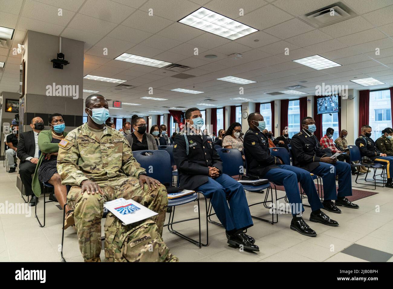 New York, Stati Uniti. 01st giugno 2022. La gente partecipa alla cerimonia di naturalizzazione del Memorial Day presso l'USCIS New York District Office il 1 giugno 2022. 102 persone provenienti da 38 paesi sono diventati nuovi cittadini degli Stati Uniti. Essi presero giuramento e si impegnarono in Allegiance. (Foto di Lev Radin/Sipa USA) Credit: Sipa USA/Alamy Live News Foto Stock
