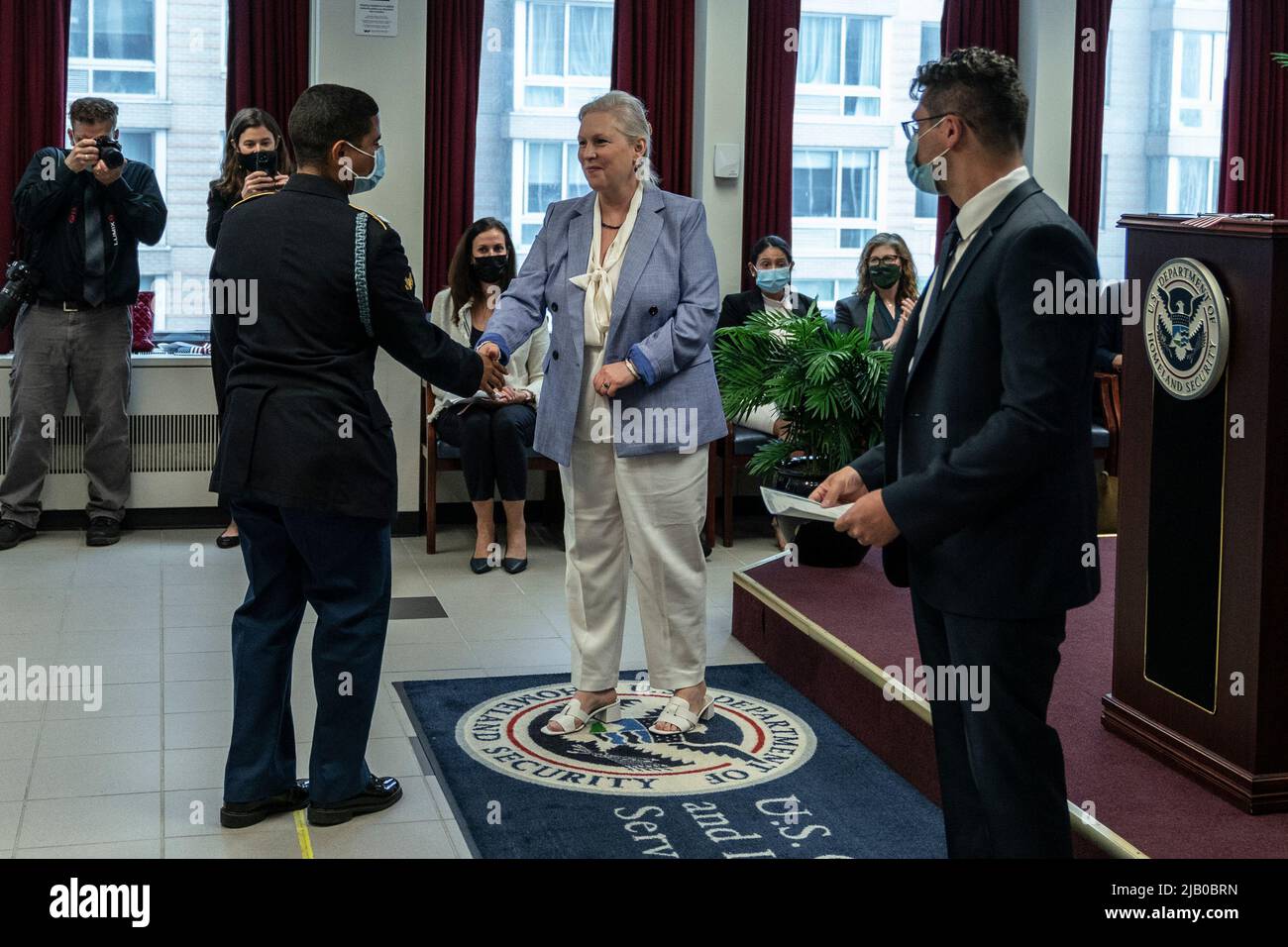 New York, Stati Uniti. 01st giugno 2022. Eliezer Eugenio Richiez-Paredes riceve il certificato di cittadinanza statunitense durante la cerimonia di naturalizzazione del Memorial Day presso l'ufficio distrettuale USCIS di New York il 1 giugno 2022. Si è congratulato con il senatore degli Stati Uniti Kirsten Gillibrand. 102 persone provenienti da 38 paesi sono diventati nuovi cittadini degli Stati Uniti. Essi presero giuramento e si impegnarono in Allegiance. (Foto di Lev Radin/Sipa USA) Credit: Sipa USA/Alamy Live News Foto Stock