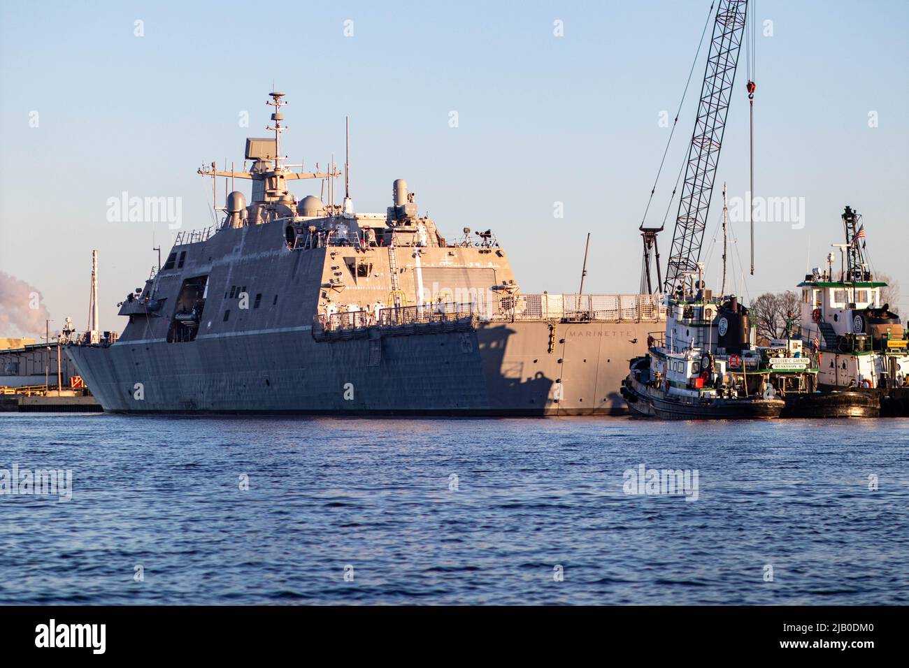 Marinette, Wisconsin, USA, 7 maggio 2022 - USS Marinette (LCS-25) nave da combattimento sul fiume Menominee al largo del lago Michigan seduta in porto., orizzontale Foto Stock