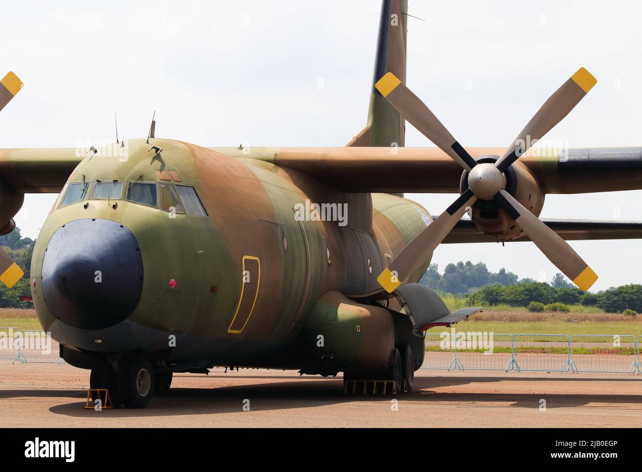 Velivolo militare di trasporto del carico parcheggiato all'aeroporto Foto Stock