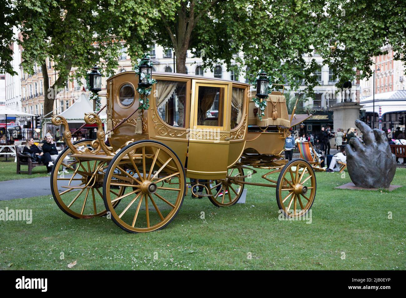 Londra, Regno Unito. IST giugno 2022. Una carrozza d'oro è stata posta nei Giardini inferiori di Grosvenor per celebrare il Giubileo del platino della Regina. Credit: Kiki Streitberger / Alamy Live News Foto Stock