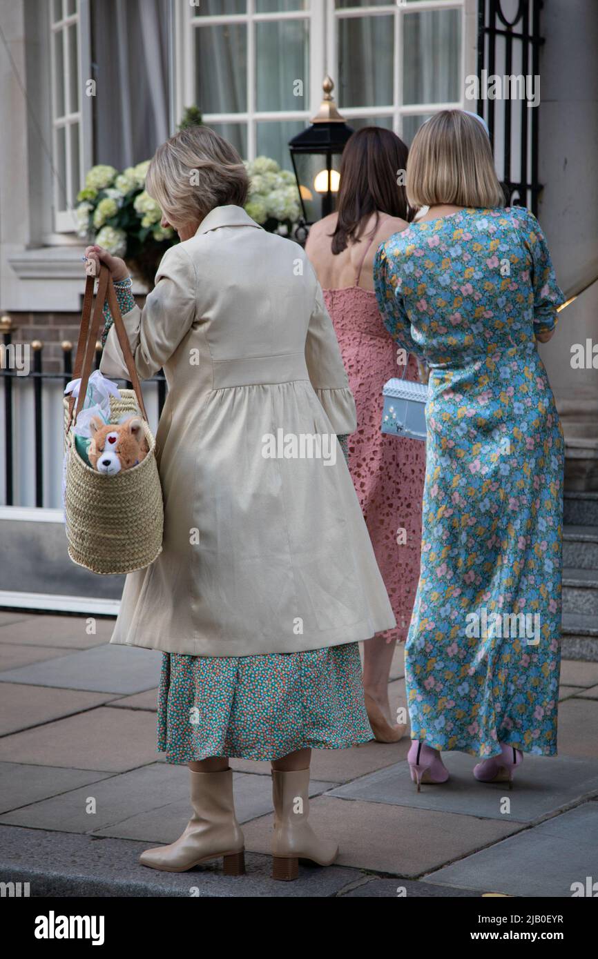 Londra, Regno Unito. IST giugno 2022. Una donna ha un giocattolo Corgi nella sua borsa mentre londra si prepara per le celebrazioni del Giubileo del platino della regina. Credit: Kiki Streitberger / Alamy Live News Foto Stock