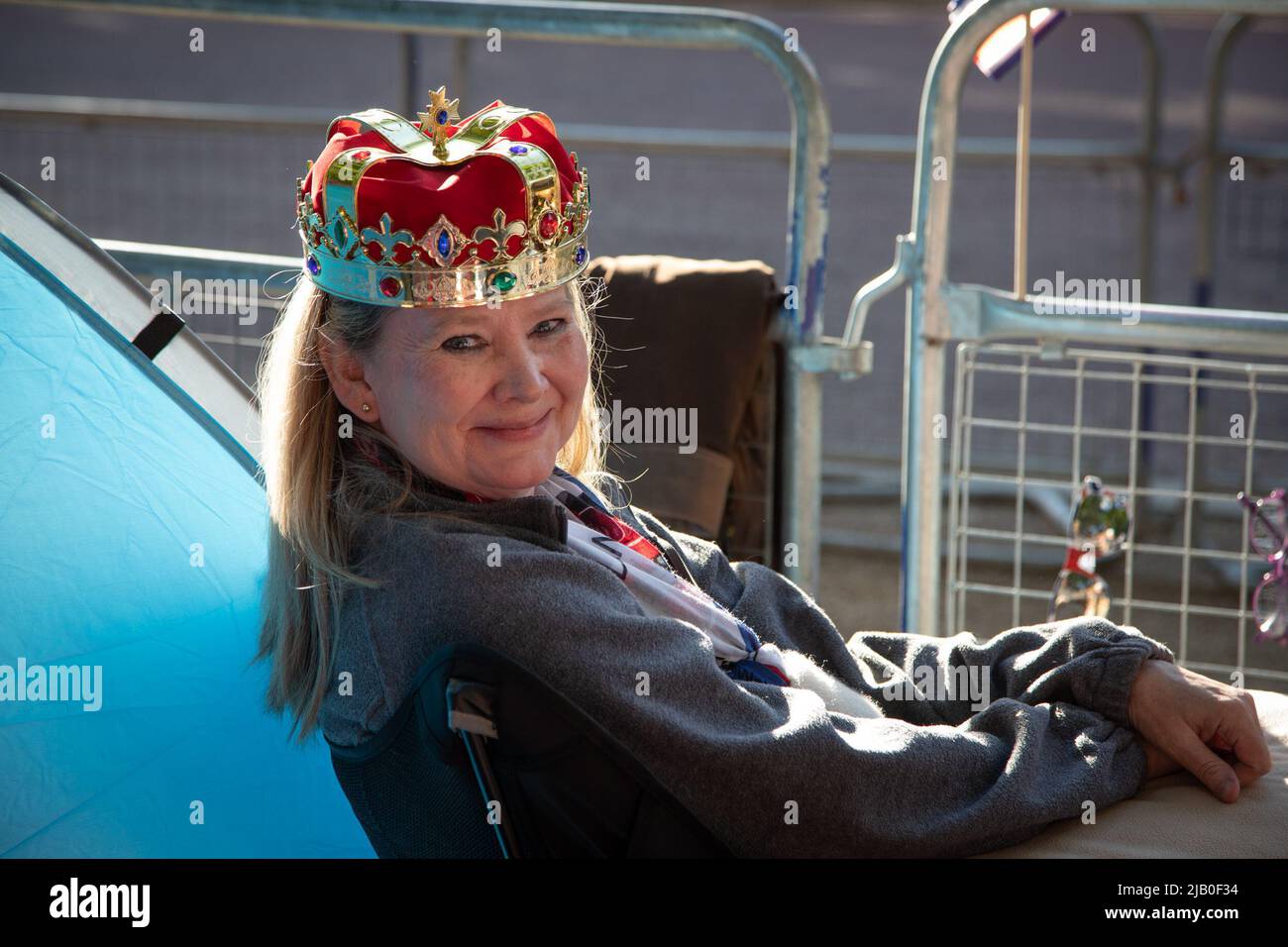 Londra, Regno Unito. IST giugno 2022. Una donna indossa una corona mentre i tifosi reali sono venuti al Mall per salvare un posto di primo piano per l'evento Platinum Jubilee di domani per celebrare i 70 anni in trono della Regina Elisabetta II. Credit: Kiki Streitberger / Alamy Live News Foto Stock