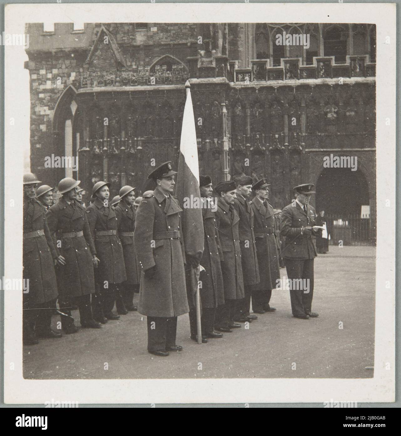 Soldati durante la cerimonia della bandiera nella città polacca di Exeter sconosciuto Foto Stock