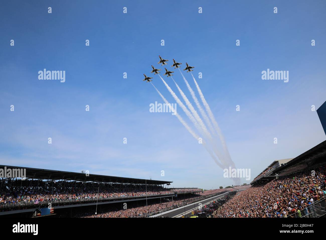 Il capo del National Guard Bureau, Gen. Daniel Hokanson e l'Adjutant General dell'Indiana, Gen. Dale Lyles, e altri illustri visitatori hanno partecipato all'Indy 500 all'Indianapolis Motor Speedway di Indianapolis, Ind., 29 maggio 2022. La Guardia Nazionale dell'Indiana, insieme ad altre filiali di servizio, ha sostenuto le cerimonie pre-gara di Indianapolis 500. Foto Stock