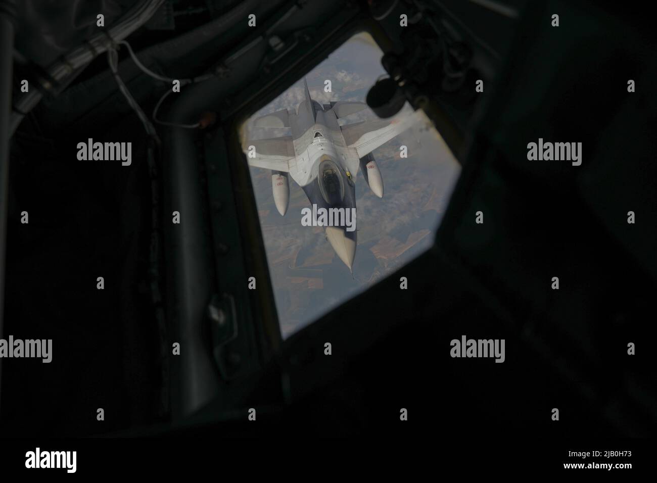 Il rumeno F-16 si prepara ad essere rifornito a mezz'aria da un KC-135 dalla Guardia Nazionale dell'Alabama Air 117th Air Refuging Wing, Bucarest, Romania. Maggio 17, 2022. Questo esercizio è stato parte di una missione di formazione congiunta, attraverso il programma di partenariato statale tra la Guardia Nazionale dell'Alabama e la Romania. (STATI UNITI Esercito foto di PFC. Aleyson Singley) Foto Stock