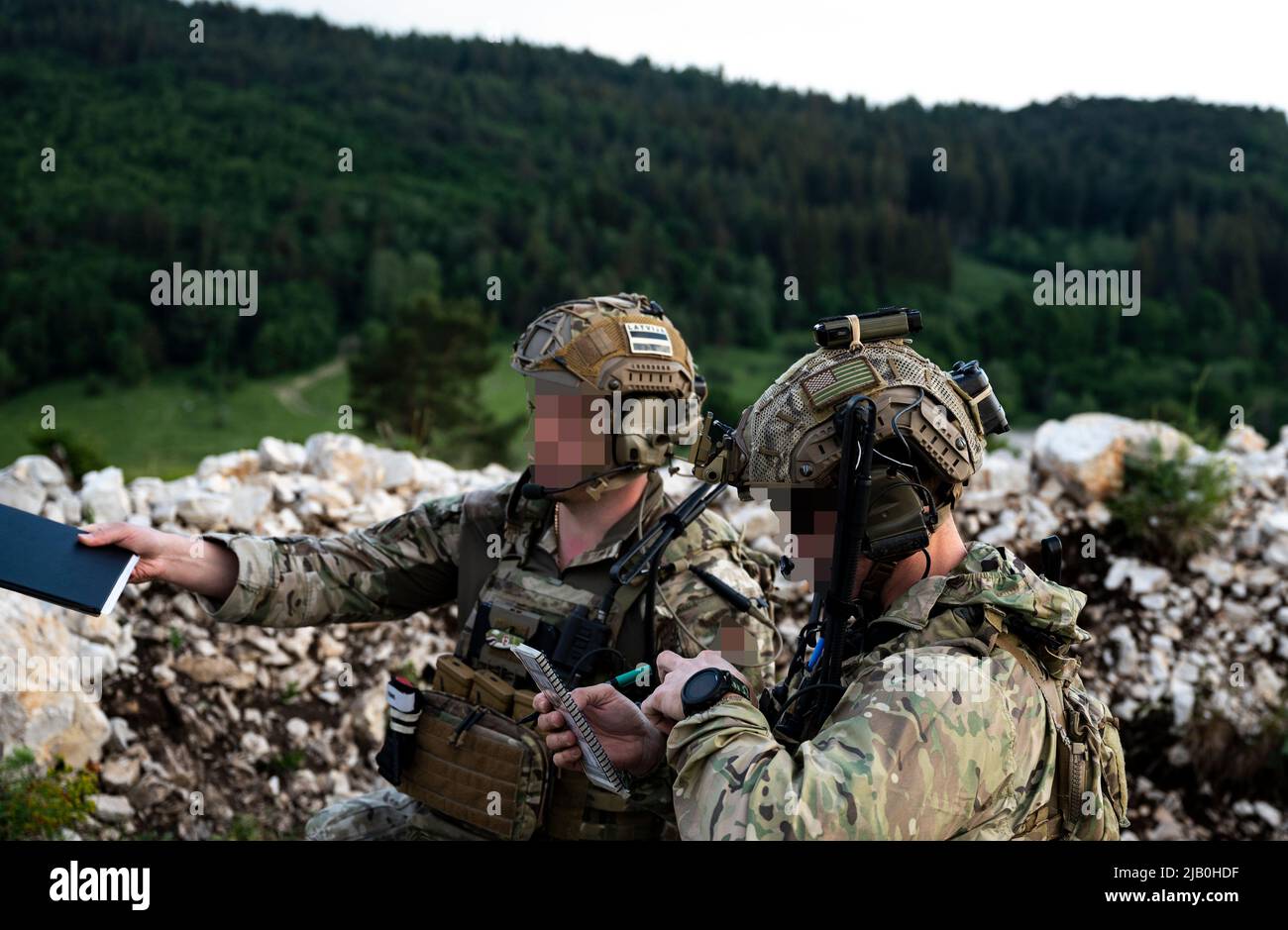 Un operatore di tattiche speciali dell'aeronautica degli Stati Uniti e un controllore di attacco del terminale Unito lettone si preparano a chiamare in stretto supporto da un AV-8 Harrier spagnolo, durante lo sciopero Adriatico 2022, in Slovenia, 31 maggio 2022. Adriatic Strike è un'esercitazione congiunta di controller degli attacchi terminali a guida slovena cui hanno partecipato oltre 650 partecipanti provenienti da 26 nazioni alleate e partner per migliorare l'interoperabilità e le capacità combinate. (STATI UNITI Air Force foto di staff Sgt. Izabella Workman) Foto Stock