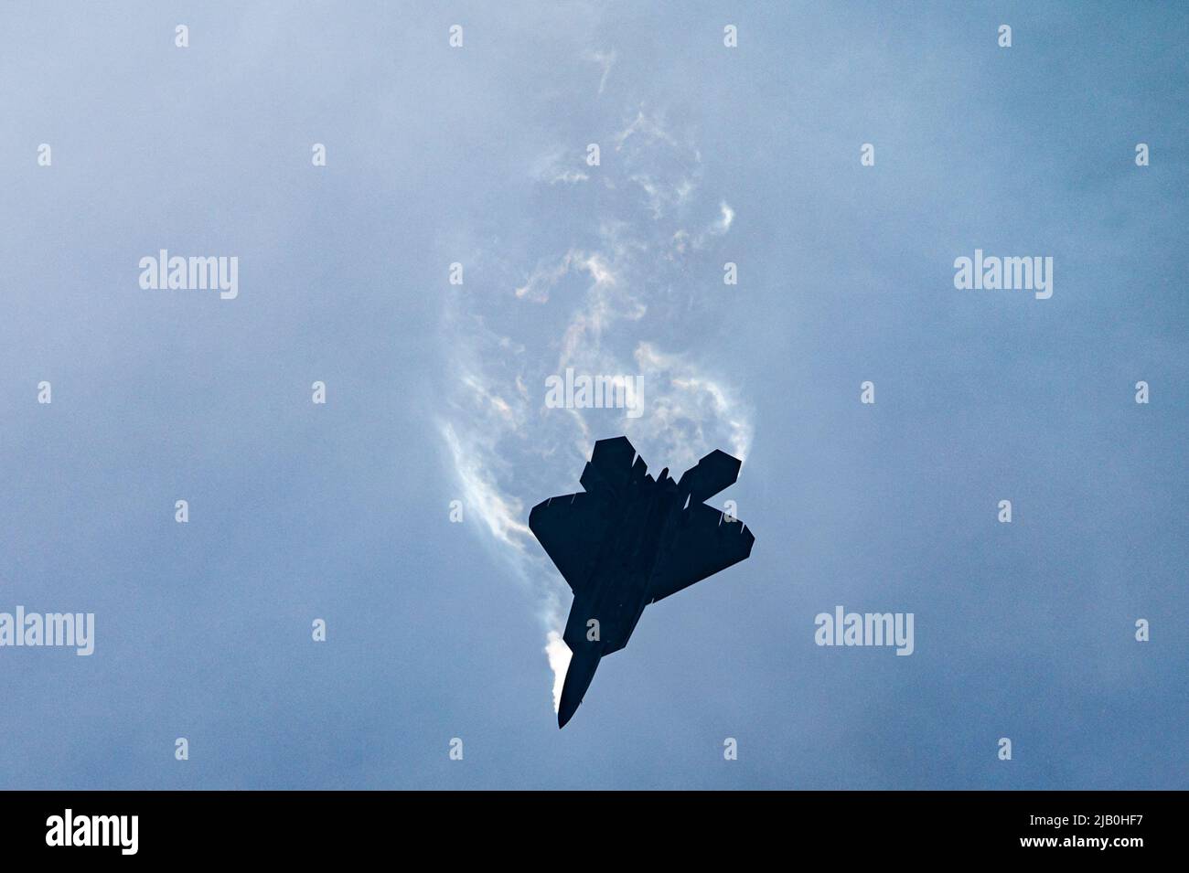 Il Major Joshua “Cabo” Gunderson, comandante e pilota del team di demo F-22, preforma un peddle-turn durante il Bethpage Air Show 23 maggio 2022, al Jones Beach state Park, New York. La svolta a pedale evidenzia la manovrabilità della F-22 Raptor durante la rotazione in piano di 360 gradi durante la discesa. (STATI UNITI Air Force foto di staff Sgt. Don Hudson) Foto Stock