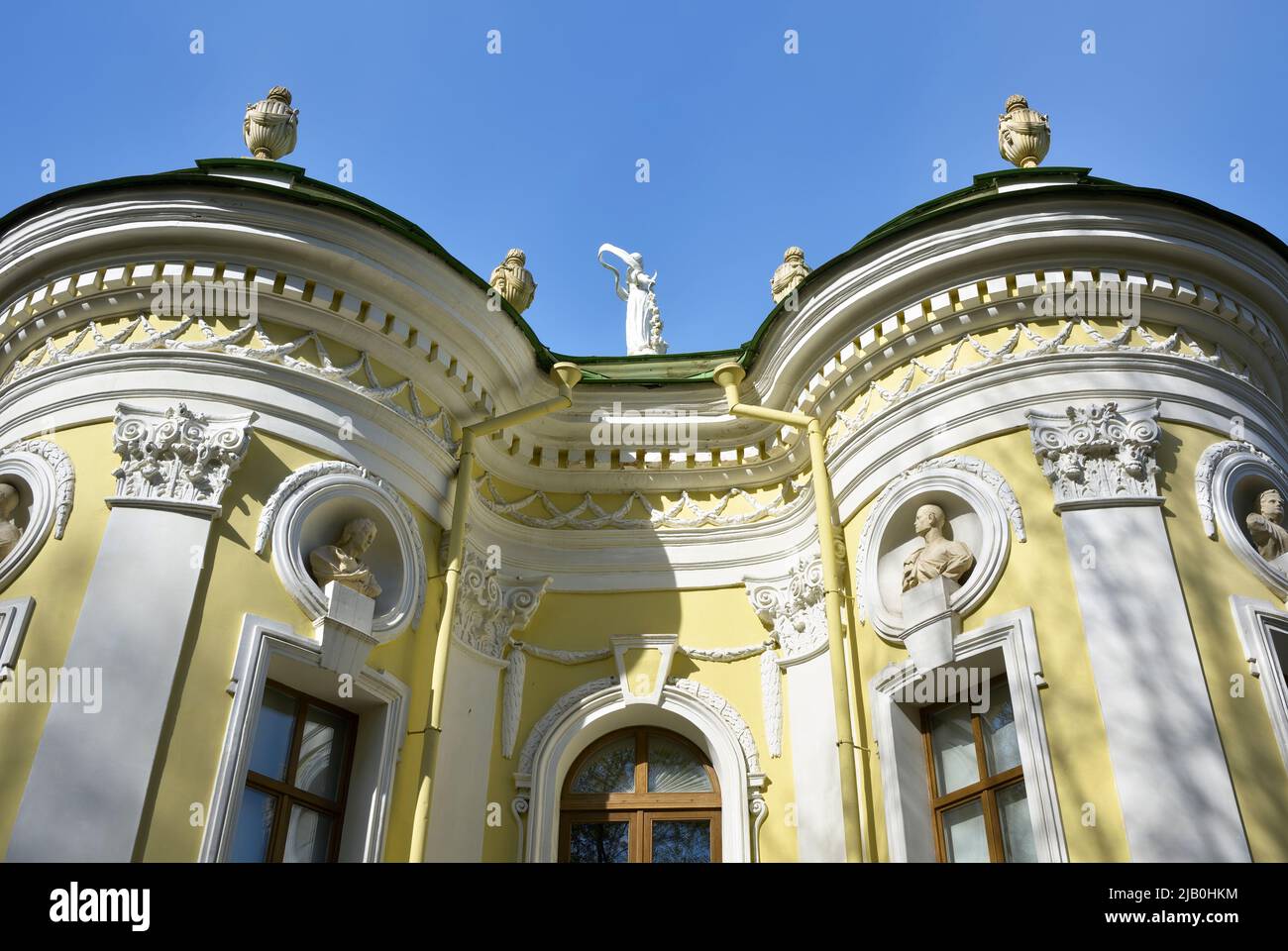 Mosca, Russia, 05.11.2022. Palazzo e parco complesso 'Kuskovo'. Facciata con cornicione del padiglione Hermitage, architettura classica russa del XV Foto Stock