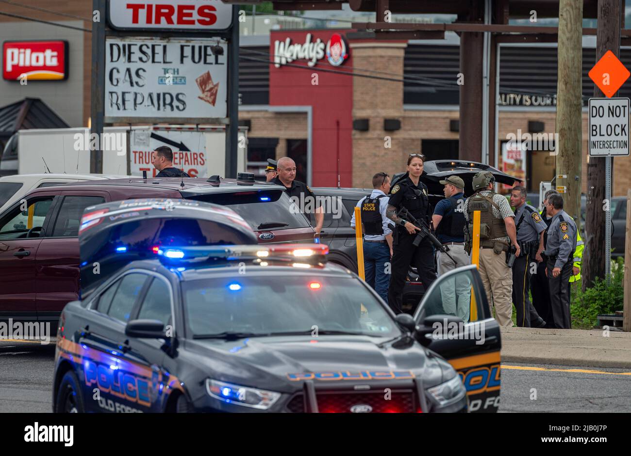 Pittston, Stati Uniti. 01st giugno 2022. La polizia cerca un pistolero dopo una sparatoria in un salone delle unghie in una zona di shopping affollata. I rapporti di uno sparatutto attivo in un Walmart si sono trasformati in un tiro in un Salon Nail adiacente. I rapporti hanno portato fuori le forze dell'ordine da più contee, polizia di Stato e sicurezza interna. Lo sparatutto sparò all'interno del salone colpendo una donna e poi fuggì dalla scena dove la polizia lo cercava. (Foto di Aimee Dilger/SOPA Images/Sipa USA) Credit: Sipa USA/Alamy Live News Foto Stock