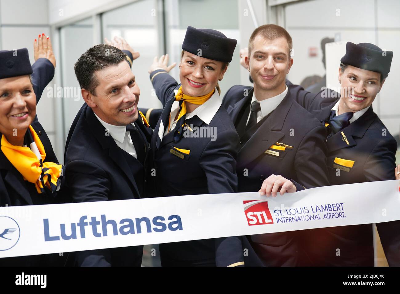 St. Louis, Stati Uniti. 01st giugno 2022. Gli assistenti di volo Lufthansa si divertono mentre aspettano il loro volo dopo le cerimonie di taglio del nastro all'Aeroporto Internazionale St. Louis-Lambert di St. Louis il mercoledì 1 giugno 2022. Lufthansa ha iniziato il servizio non-stop tra St. Louis e Frankfort, Germania tre volte alla settimana. St. Louis non ha visto voli internazionali dal 2003. Foto di Bill Greenblatt/UPI Credit: UPI/Alamy Live News Foto Stock