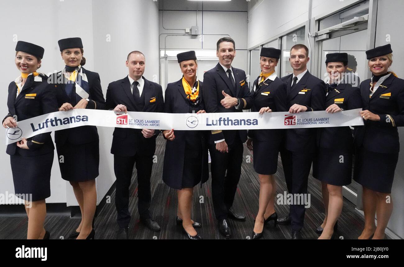 St. Louis, Stati Uniti. 01st giugno 2022. Gli assistenti di volo Lufthansa si divertono mentre aspettano il loro volo dopo le cerimonie di taglio del nastro all'Aeroporto Internazionale St. Louis-Lambert di St. Louis il mercoledì 1 giugno 2022. Lufthansa ha iniziato il servizio non-stop tra St. Louis e Frankfort, Germania tre volte alla settimana. St. Louis non ha visto voli internazionali dal 2003. Foto di Bill Greenblatt/UPI Credit: UPI/Alamy Live News Foto Stock