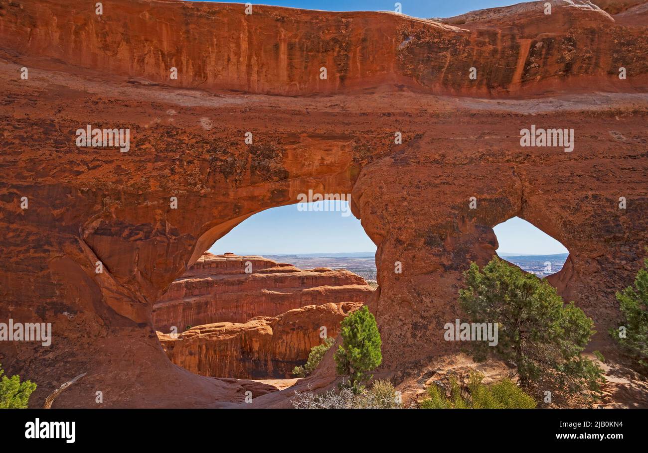 Guardando attraverso un paio di Arches su Partition Arch nel Parco Nazionale Arches nello Utah Foto Stock