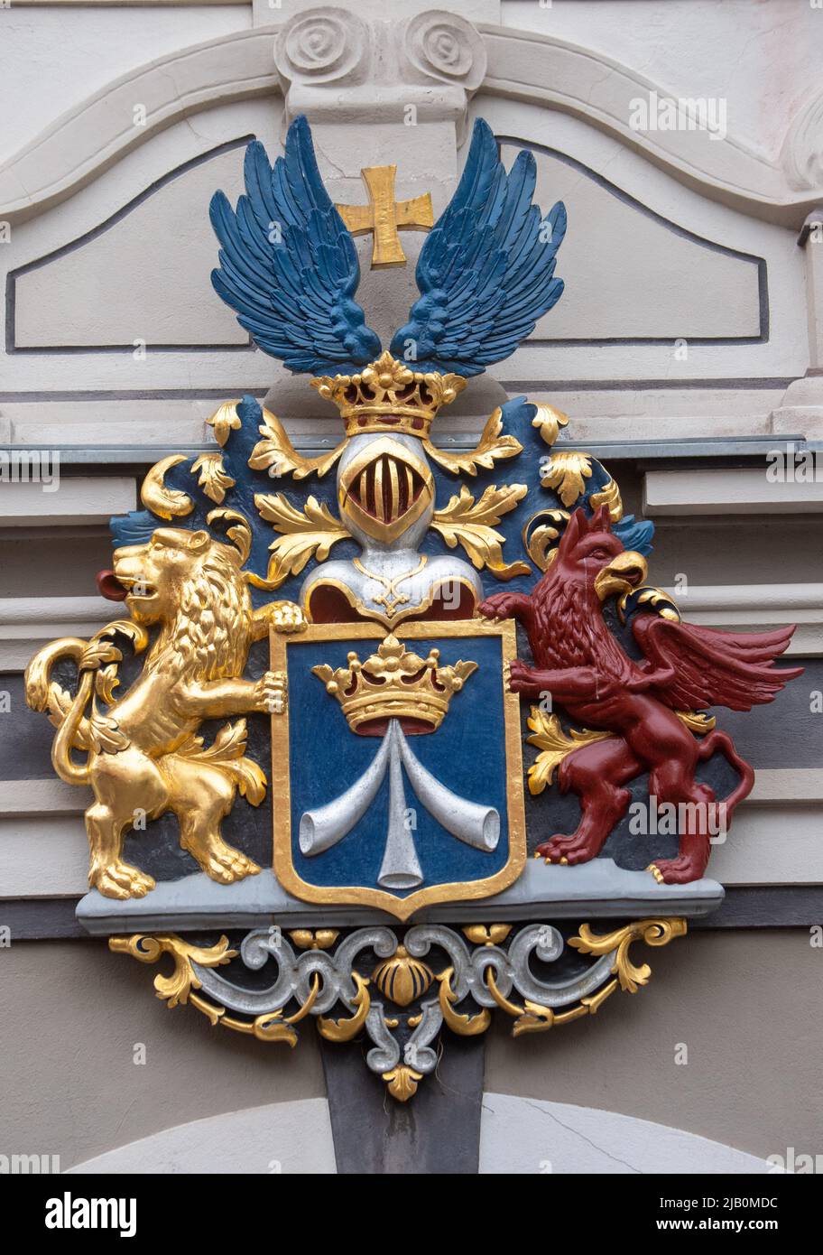 31 maggio 2022, Meclemburgo-Pomerania occidentale, Stralsund: Uno stemma svedese sul municipio di Stralsund annuncia le tracce svedesi nella città anseatica. Lo stemma con il leone svedese e un griffin di Pomerania fu concesso alla città dal re Federico i di Svezia nel 1720. Con la Pace di Westfalia nel 1648, la Pomerania Occidentale e con essa Stralsund cadde in Svezia per quasi 200 anni fino al Congresso di Vienna nel 1815. Le due città anseatiche di Wismar e Stralsund celebrano la loro inclusione nella Lista del Patrimonio Mondiale dell'UNESCO 20 anni fa fino a dicembre con 45 eventi Foto Stock