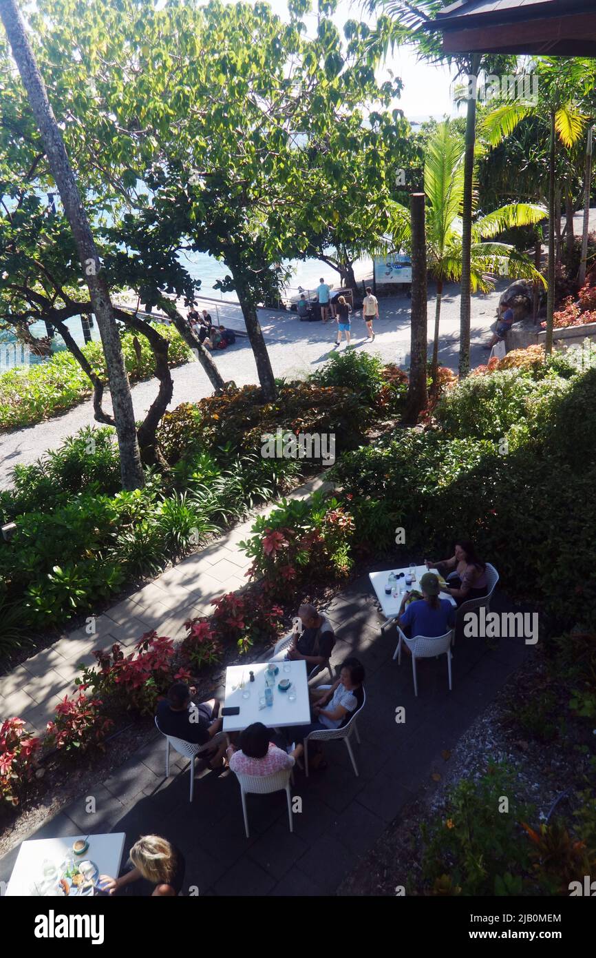 Persone che hanno la colazione a tavoli all'aperto, Fitzroy Island Resort, Grande barriera Corallina, vicino Cairns, Queensland, Australia. No MR o PR Foto Stock