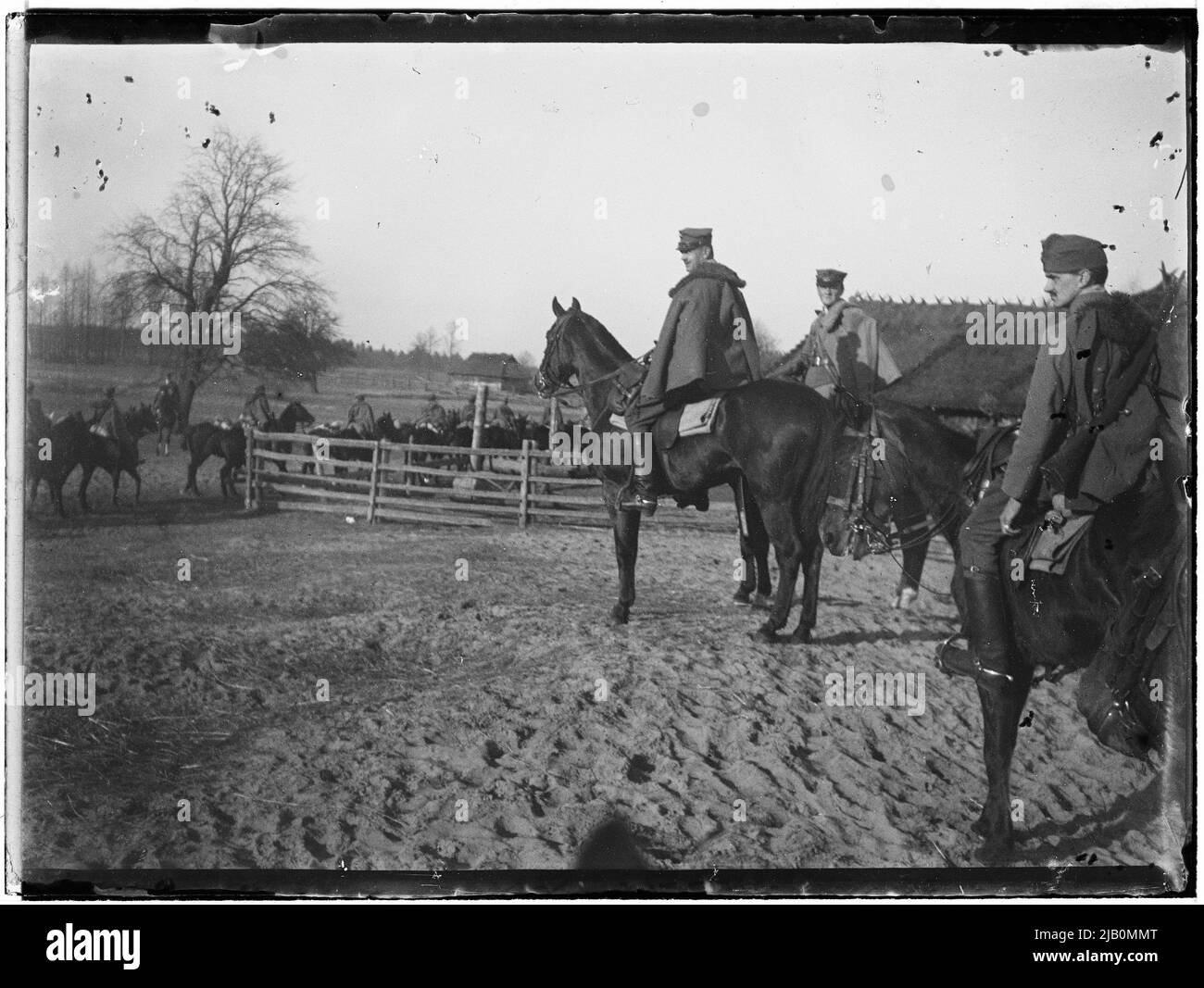 RTM. Juliusz Ostoja Zagórski, DCA del reggimento Uhlans del 2nd delle legioni polacche, osservando la marcia dei soldati del reggimento. Fronte delle legioni polacche in Volynia. Janowski, Stanisław (1866 1942) Foto Stock