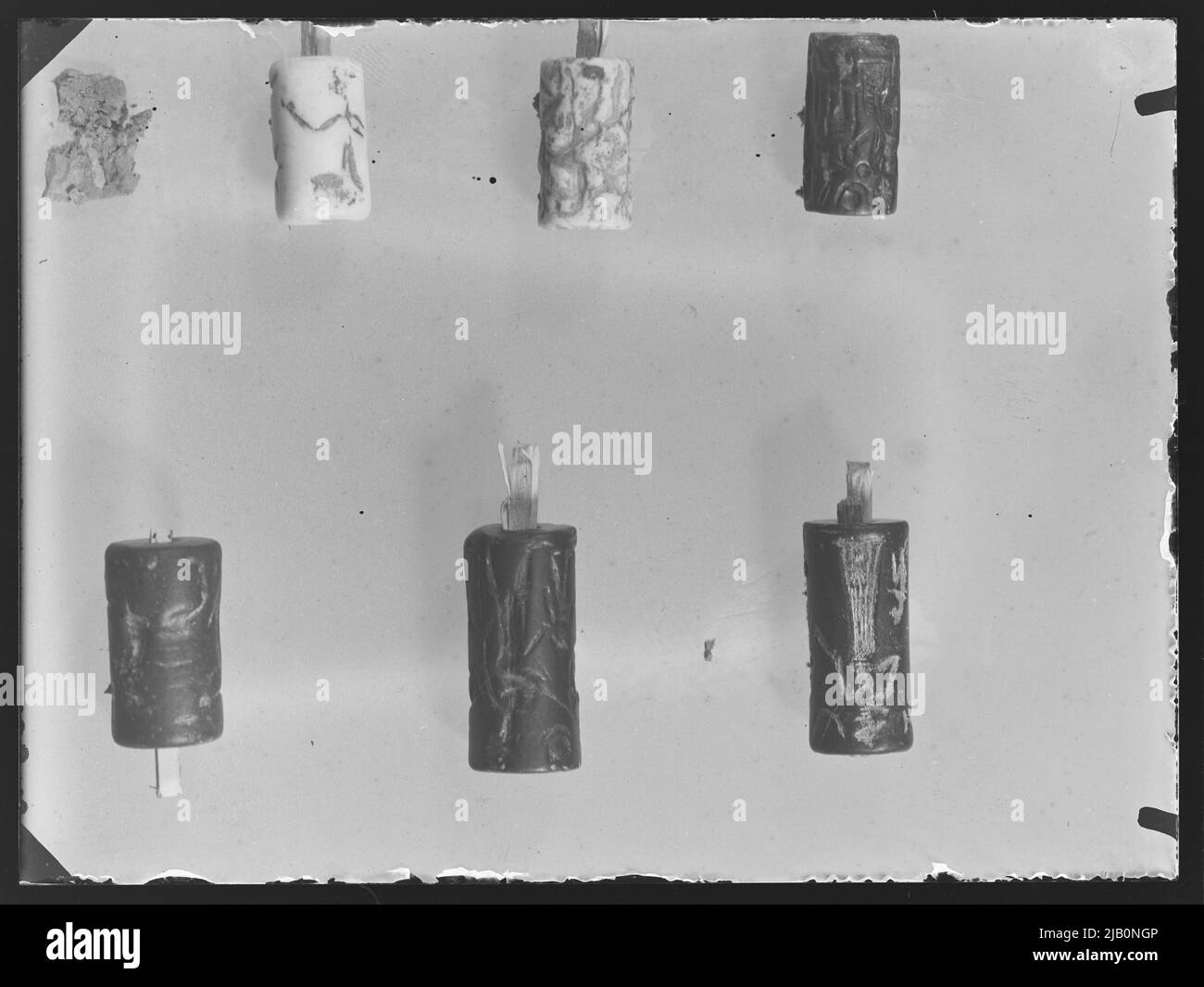 Cliché di vetro con la fotografia dei sigilli cilindrici babilonesi della collezione di Costanty Schmidt Ciżyński (II) sconosciuta Foto Stock