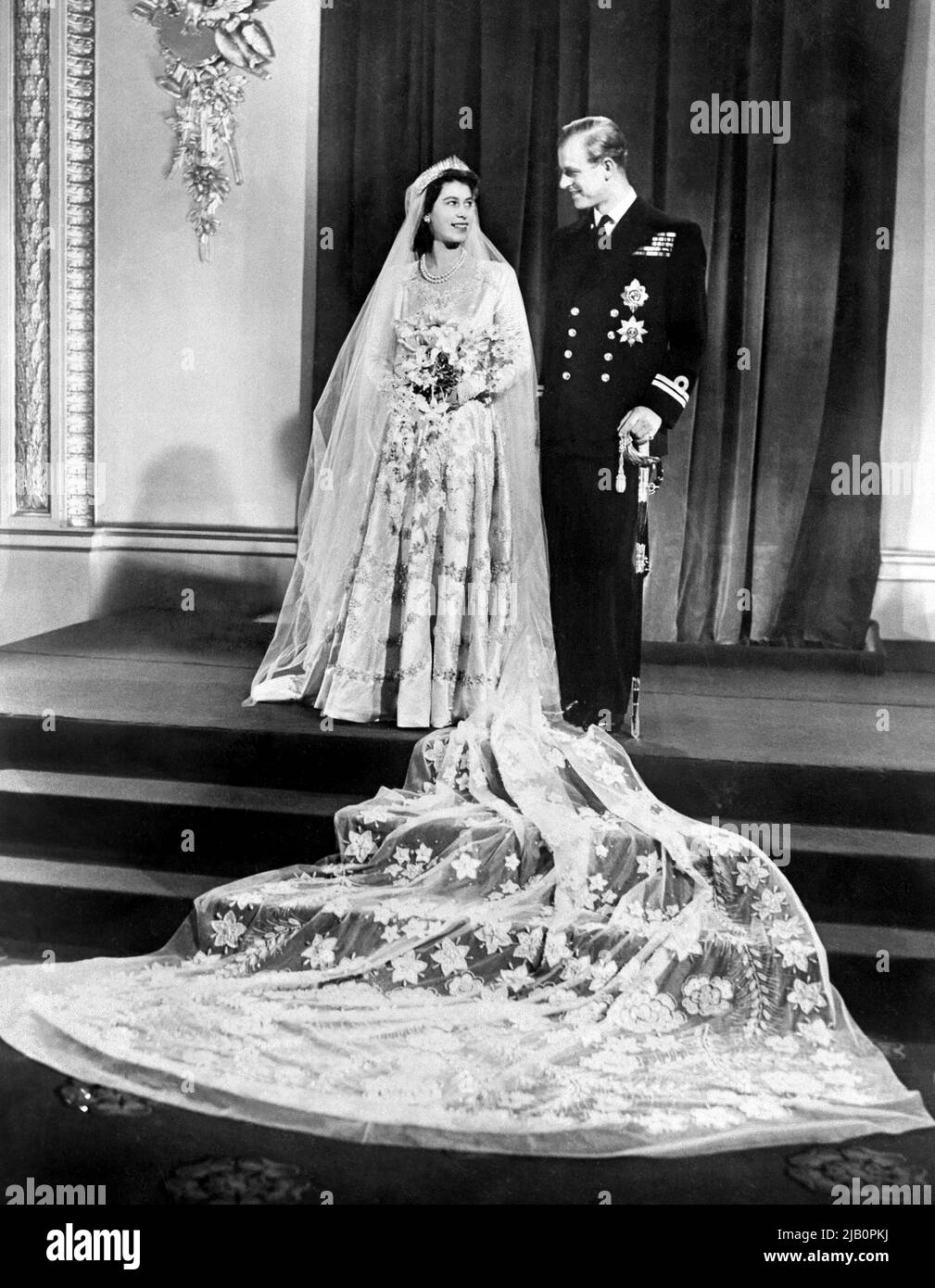 La principessa britannica Elizabeth (futura regina Elisabetta II) (L) e Philip, Duca di Edimburgo (R) posano il giorno del loro matrimonio a Buckingham Palace a Londra il 20 novembre 1947 Foto Stock