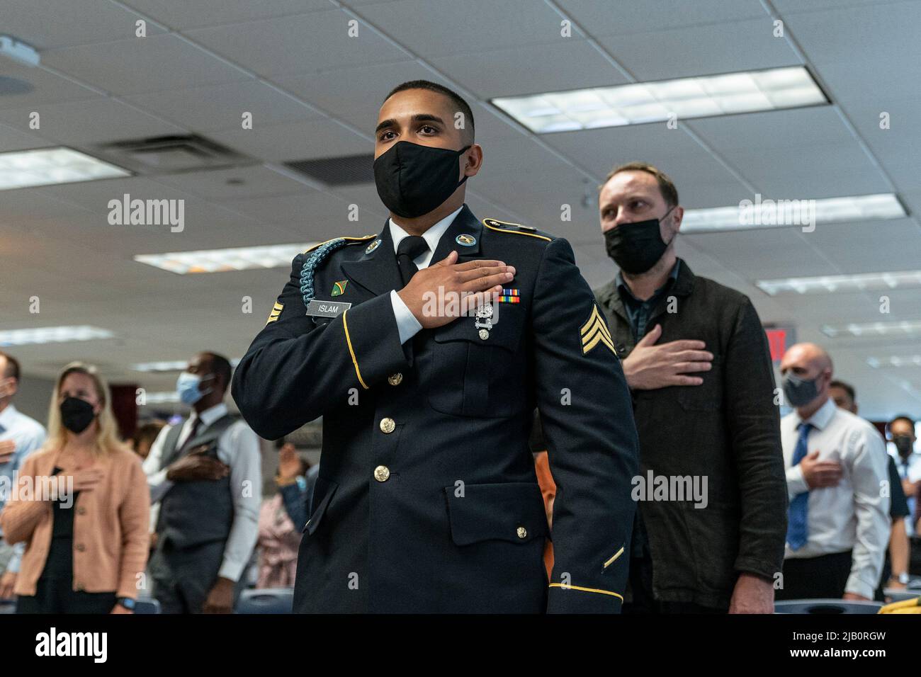 New York, Stati Uniti. 01st giugno 2022. Le persone partecipano alla cerimonia di naturalizzazione del Memorial Day presso l'USCIS New York District Office. 102 persone provenienti da 38 paesi sono diventati nuovi cittadini degli Stati Uniti. Essi presero giuramento e si impegnarono in Allegiance. (Foto di Lev Radin/Pacific Press) Credit: Pacific Press Media Production Corp./Alamy Live News Foto Stock