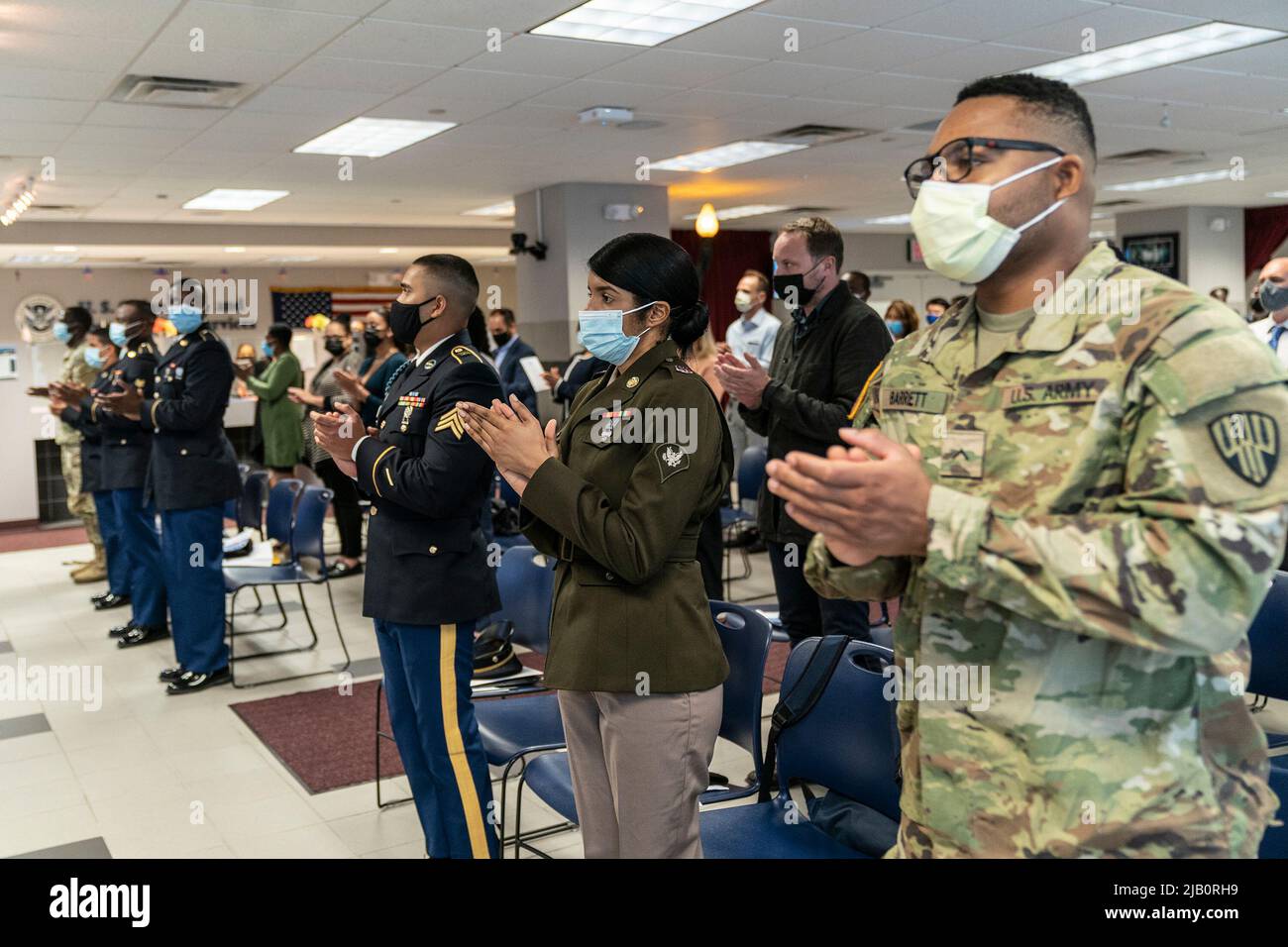 New York, Stati Uniti. 01st giugno 2022. Le persone partecipano alla cerimonia di naturalizzazione del Memorial Day presso l'USCIS New York District Office. 102 persone provenienti da 38 paesi sono diventati nuovi cittadini degli Stati Uniti. Essi presero giuramento e si impegnarono in Allegiance. (Foto di Lev Radin/Pacific Press) Credit: Pacific Press Media Production Corp./Alamy Live News Foto Stock