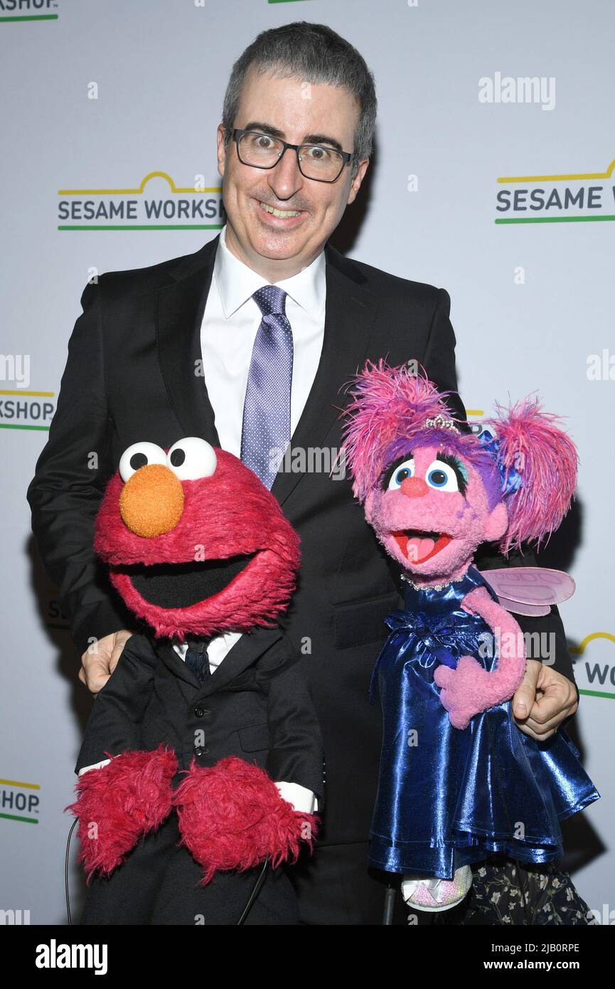 New York, Stati Uniti. 01st giugno 2022. Il comico John Oliver si presenta con i personaggi di Sesame Street Elmo e Abby Cadabby durante il Sesame Workshop Benefit Gala 2022 al Cipriani 42nd Street, New York, NY, 1 giugno 2022. (Foto di Anthony Behar/Sipa USA) Credit: Sipa USA/Alamy Live News Foto Stock