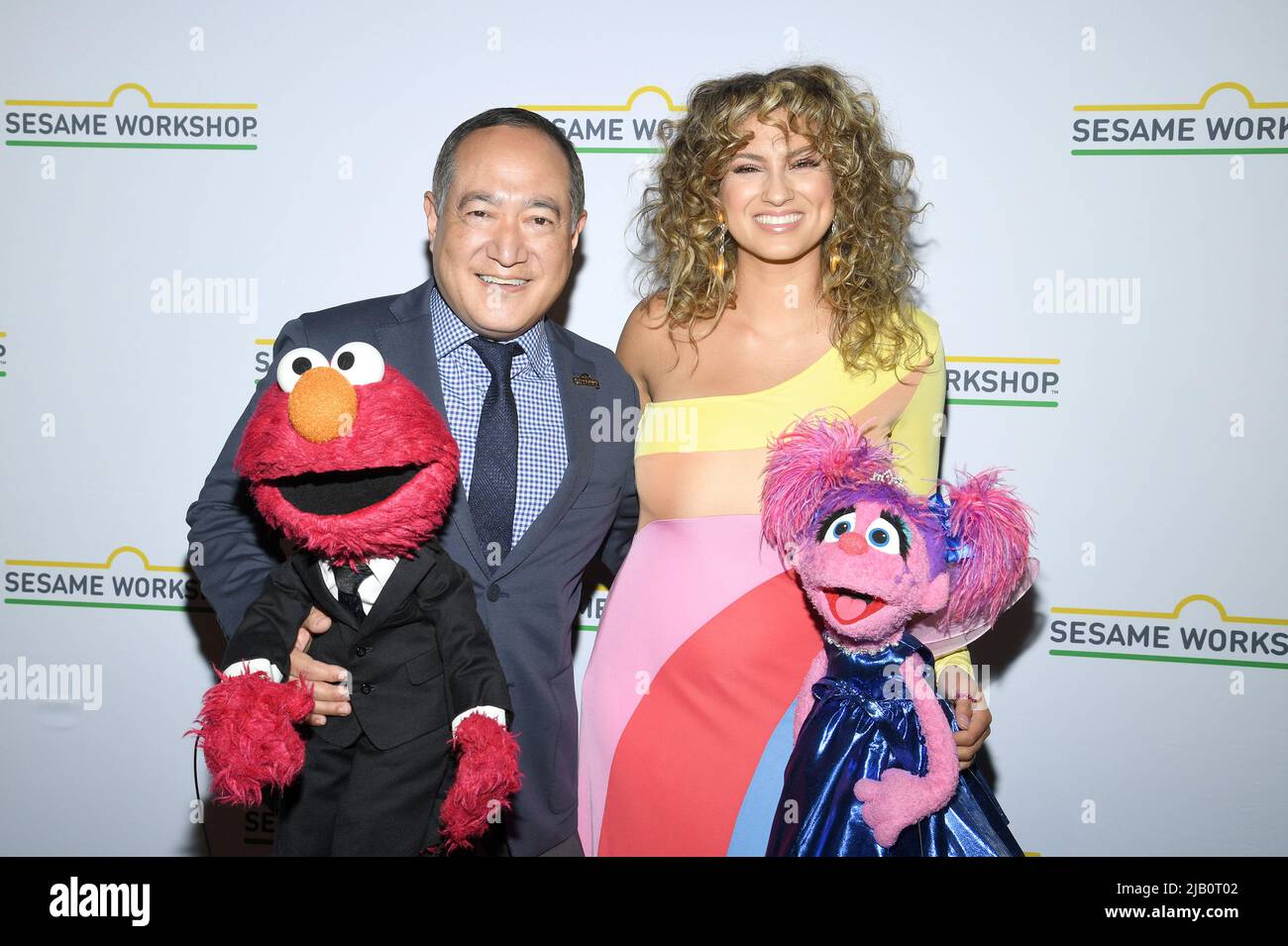 New York, Stati Uniti. 01st giugno 2022. L'attore Alan Muraoka e Tori Kelly posano con i personaggi di Sesame Street Elmo e Abby Cadabby durante il 2022 Sesame Workshop Benefit Gala al Cipriani 42nd Street, New York, NY, 1 giugno 2022. (Foto di Anthony Behar/Sipa USA) Credit: Sipa USA/Alamy Live News Foto Stock