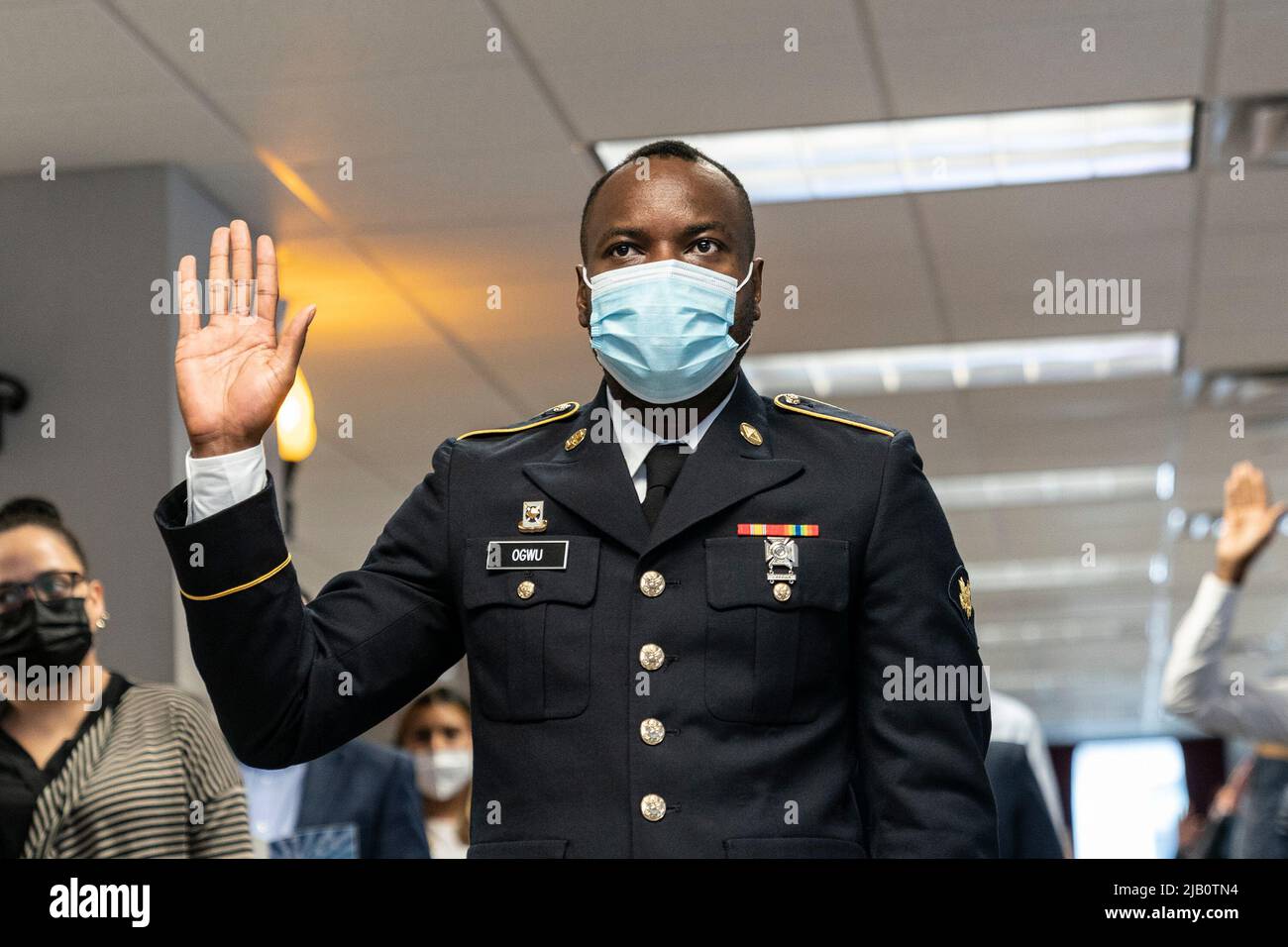 New York, New York, Stati Uniti. 1st giugno 2022. Precious Ogwu prende un giuramento durante la cerimonia di naturalizzazione del Memorial Day presso l'Ufficio distrettuale USCIS di New York. 102 persone provenienti da 38 paesi sono diventati nuovi cittadini degli Stati Uniti. Essi presero giuramento e si impegnarono in Allegiance. (Credit Image: © Lev Radin/Pacific Press via ZUMA Press Wire) Foto Stock