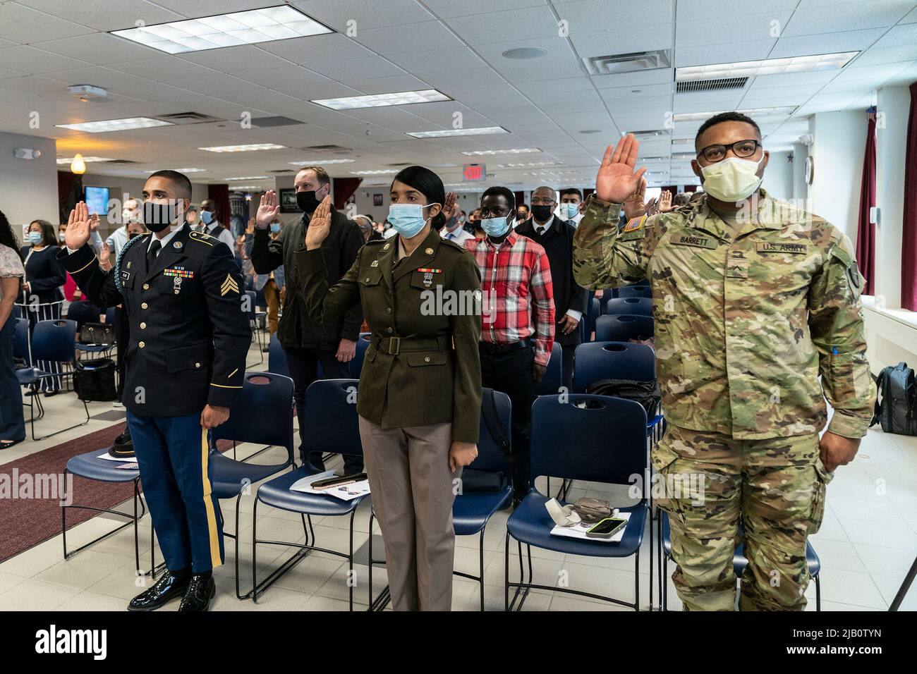 New York, New York, Stati Uniti. 1st giugno 2022. La gente prende un giuramento durante la cerimonia di naturalizzazione del Memorial Day all'ufficio distrettuale USCIS di New York. 102 persone provenienti da 38 paesi sono diventati nuovi cittadini degli Stati Uniti. Essi presero giuramento e si impegnarono in Allegiance. (Credit Image: © Lev Radin/Pacific Press via ZUMA Press Wire) Foto Stock