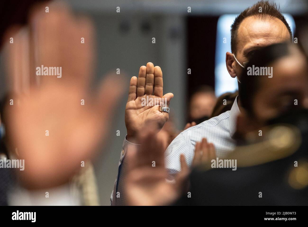 New York, New York, Stati Uniti. 1st giugno 2022. La gente prende un giuramento durante la cerimonia di naturalizzazione del Memorial Day all'ufficio distrettuale USCIS di New York. 102 persone provenienti da 38 paesi sono diventati nuovi cittadini degli Stati Uniti. Essi presero giuramento e si impegnarono in Allegiance. (Credit Image: © Lev Radin/Pacific Press via ZUMA Press Wire) Foto Stock