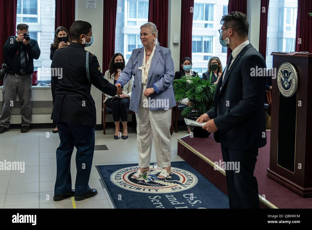 New York, New York, Stati Uniti. 1st giugno 2022. Eliezer Eugenio Richiez-Paredes riceve il certificato di cittadinanza statunitense durante la cerimonia di naturalizzazione del Memorial Day presso l'ufficio distrettuale USCIS di New York. Si è congratulato con il senatore degli Stati Uniti Kirsten Gillibrand. 102 persone provenienti da 38 paesi sono diventati nuovi cittadini degli Stati Uniti. Essi presero giuramento e si impegnarono in Allegiance. (Credit Image: © Lev Radin/Pacific Press via ZUMA Press Wire) Foto Stock