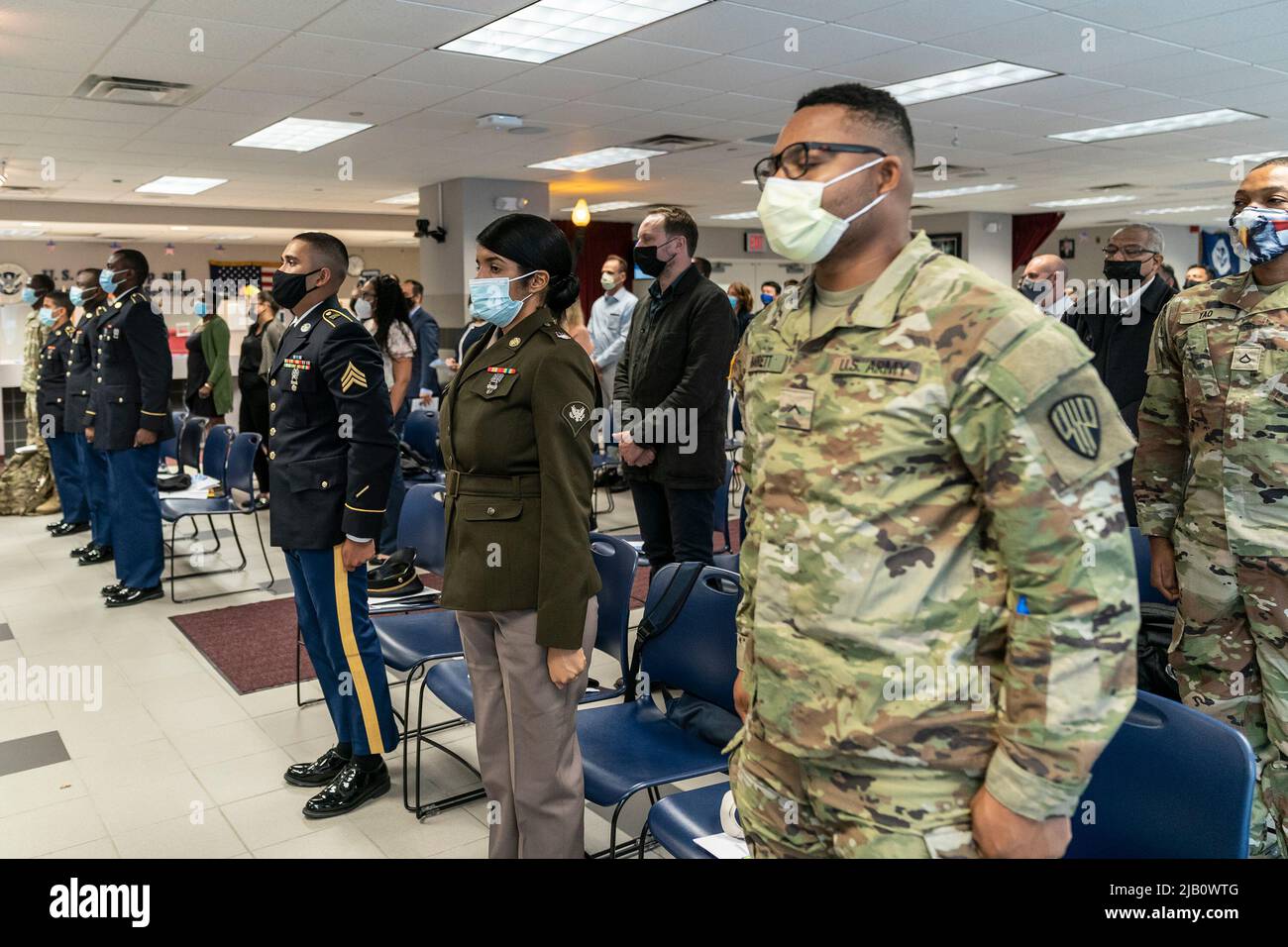 New York, New York, Stati Uniti. 1st giugno 2022. Le persone partecipano alla cerimonia di naturalizzazione del Memorial Day presso l'USCIS New York District Office. 102 persone provenienti da 38 paesi sono diventati nuovi cittadini degli Stati Uniti. Essi presero giuramento e si impegnarono in Allegiance. (Credit Image: © Lev Radin/Pacific Press via ZUMA Press Wire) Foto Stock