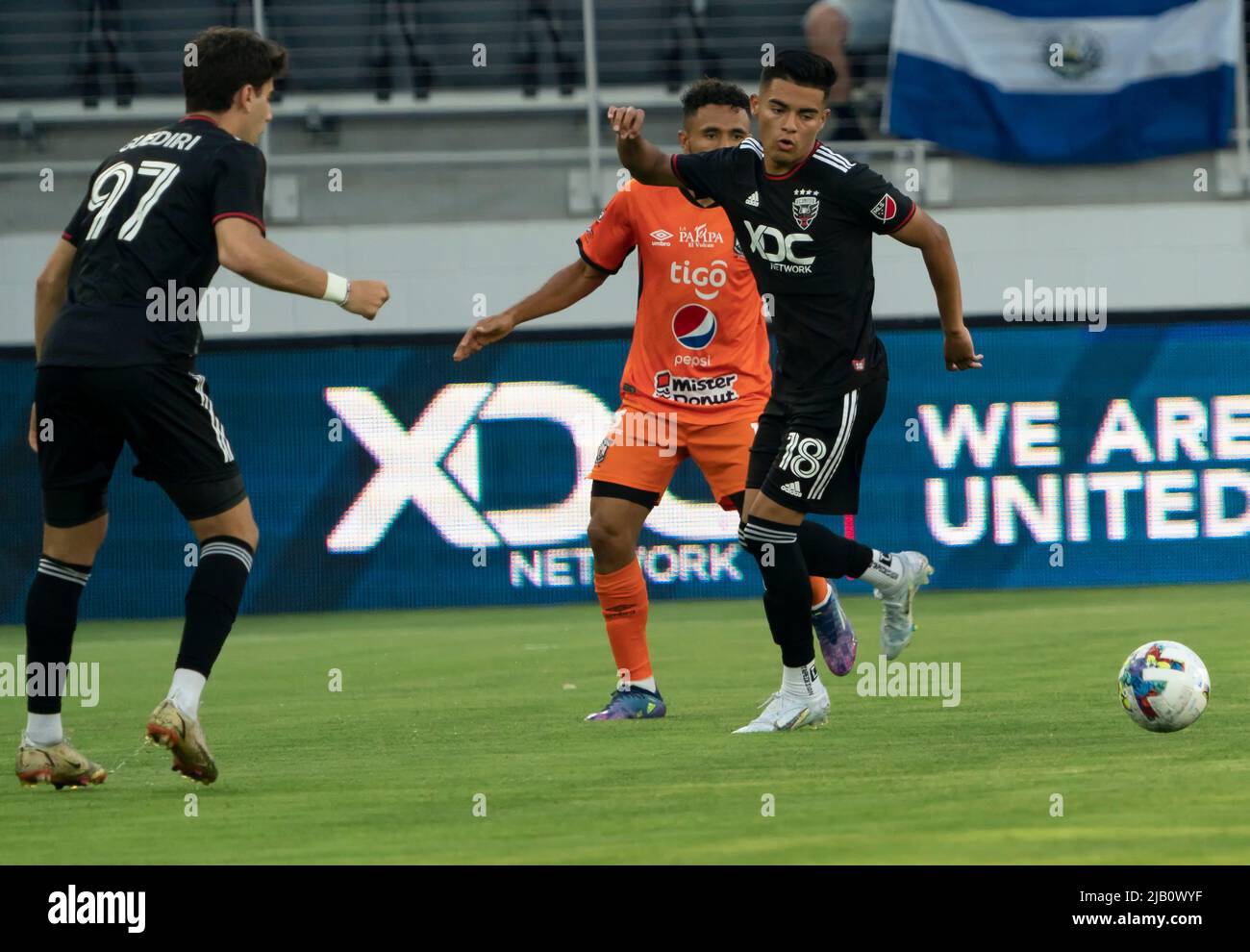 WASHINGTON, DC, USA - 01 GIUGNO 2022: Il centrocampista della DC United Jeremy Garay (18) invia un pass durante una partita della Capital Cup tra la D.C United (USA) e Aguila (SLV) il 01 2022 giugno, presso Audi Field, a Washington, DC. (Foto di Tony Quinn-Alamy Live News) Foto Stock