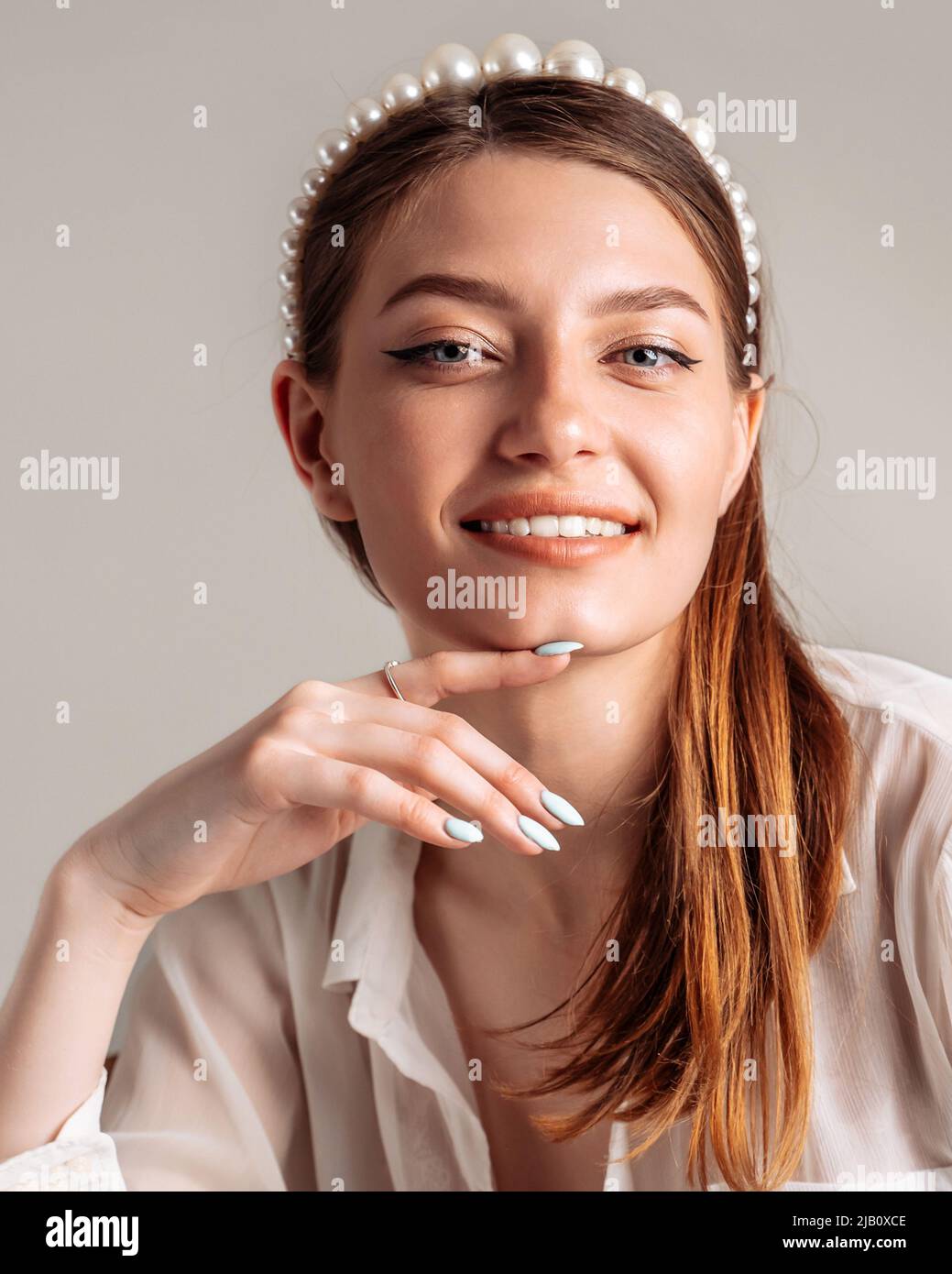 Ritratto di una donna felice. Primo piano di donna in umore allegro. Foto Stock