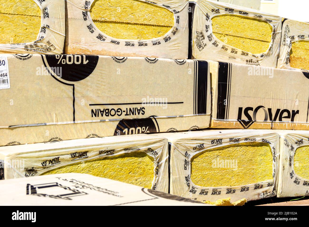 02 2021 luglio - Kemerovo, Russia. Pacchetti di pannelli isolanti Izover destinati a facciate, fuoco selettivo Foto Stock