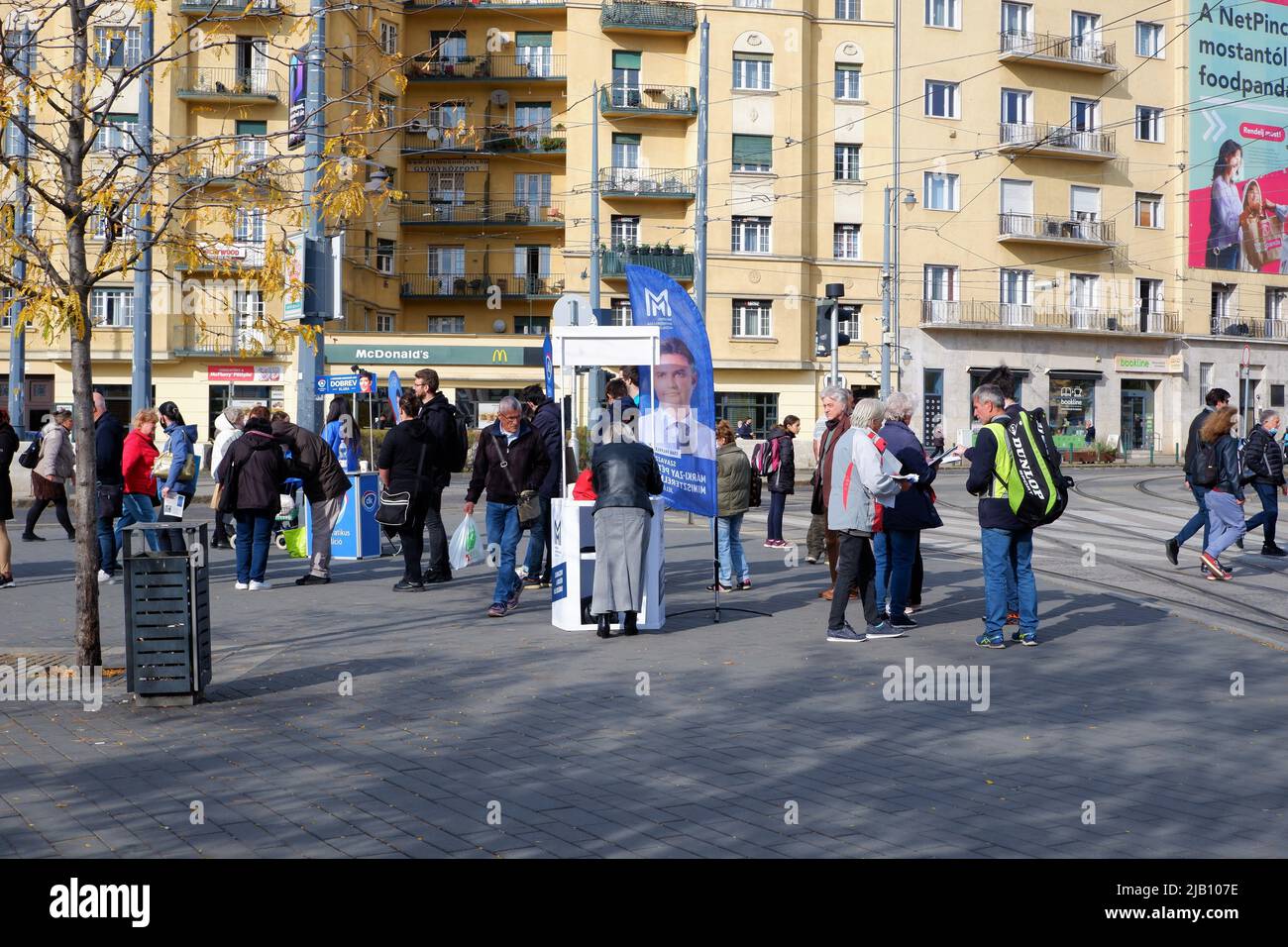 Budapest, Ungheria - 12 ottobre 2021: Votanti e bandiera Peter Marki-Zay nel secondo turno di pre-elezioni ministeriali in piazza Moricz Foto Stock