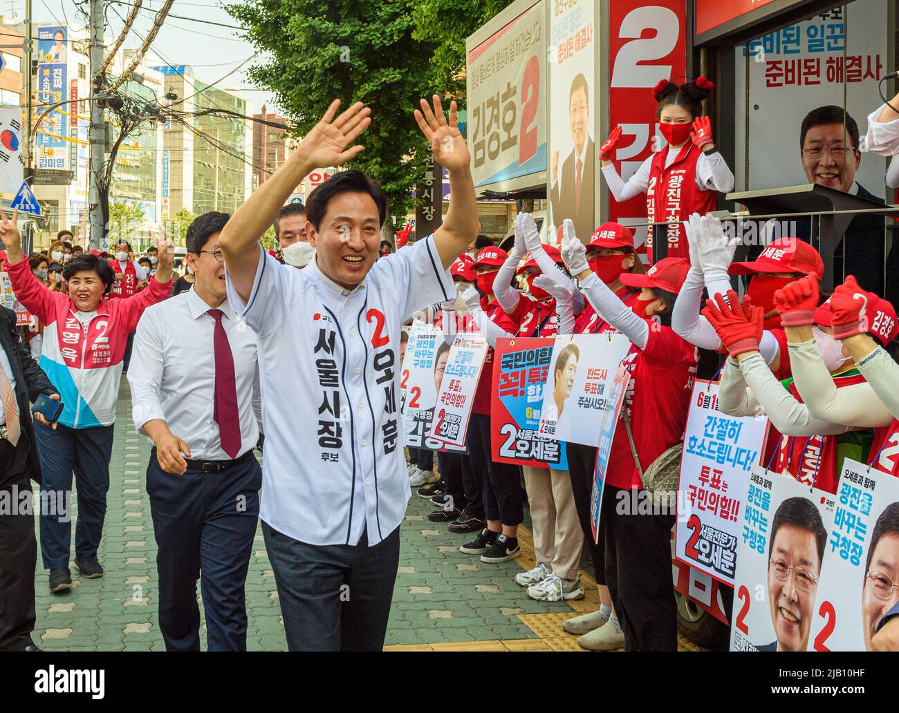 Seul, Corea del Sud. 01st giugno 2022. Il sindaco di Seul, Oh se-hoon candidato del Partito del potere popolare al governo per le elezioni sindaci di Seul ondeggia ai suoi sostenitori durante il suo raduno della campagna elettorale per le elezioni locali di Seul del giugno 1. Le elezioni locali sono 17 sindaci metropolitani e governatori provinciali, 226 capi consiglio di livello inferiore, 872 seggi in consigli provinciali e metropolitani, e 2.988 in consigli locali di livello inferiore. (Foto di Kim Jae-Hwan/SOPA Images/Sipa USA) Credit: Sipa USA/Alamy Live News Foto Stock