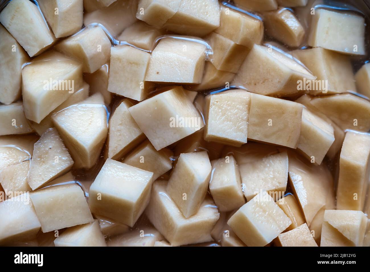 Patate a dadini a cornice intera. Verdura cruda senza buccia. Mangiare sano. Cibo, ingredienti. Foto Stock