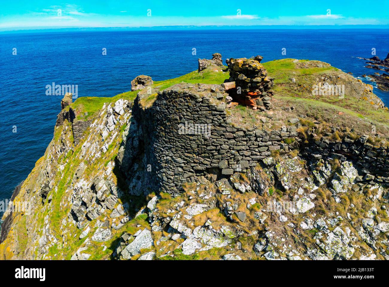 Vista aerea dal drone di rovine di Fast Castle sulla scogliera in Berwickshire, Scottish Borders, Scotland, UK Foto Stock